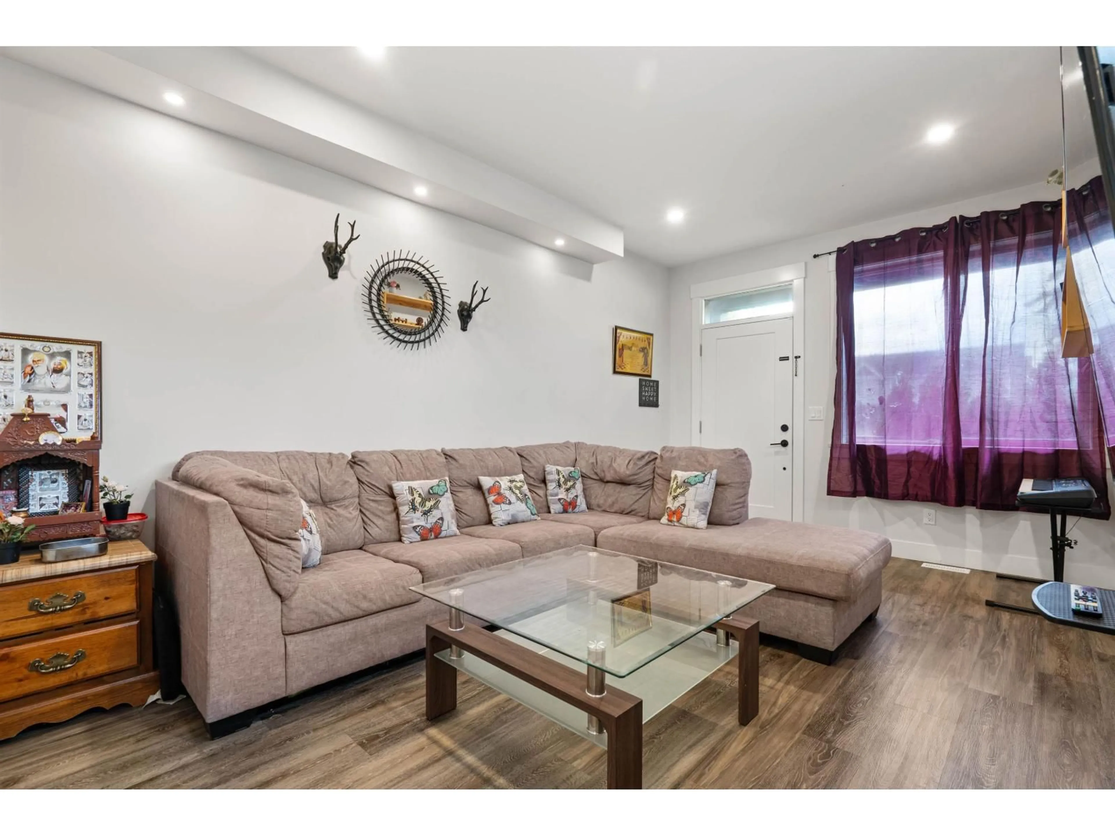 Living room with furniture, wood/laminate floor for 34609 2 AVENUE, Abbotsford British Columbia V2S8C1