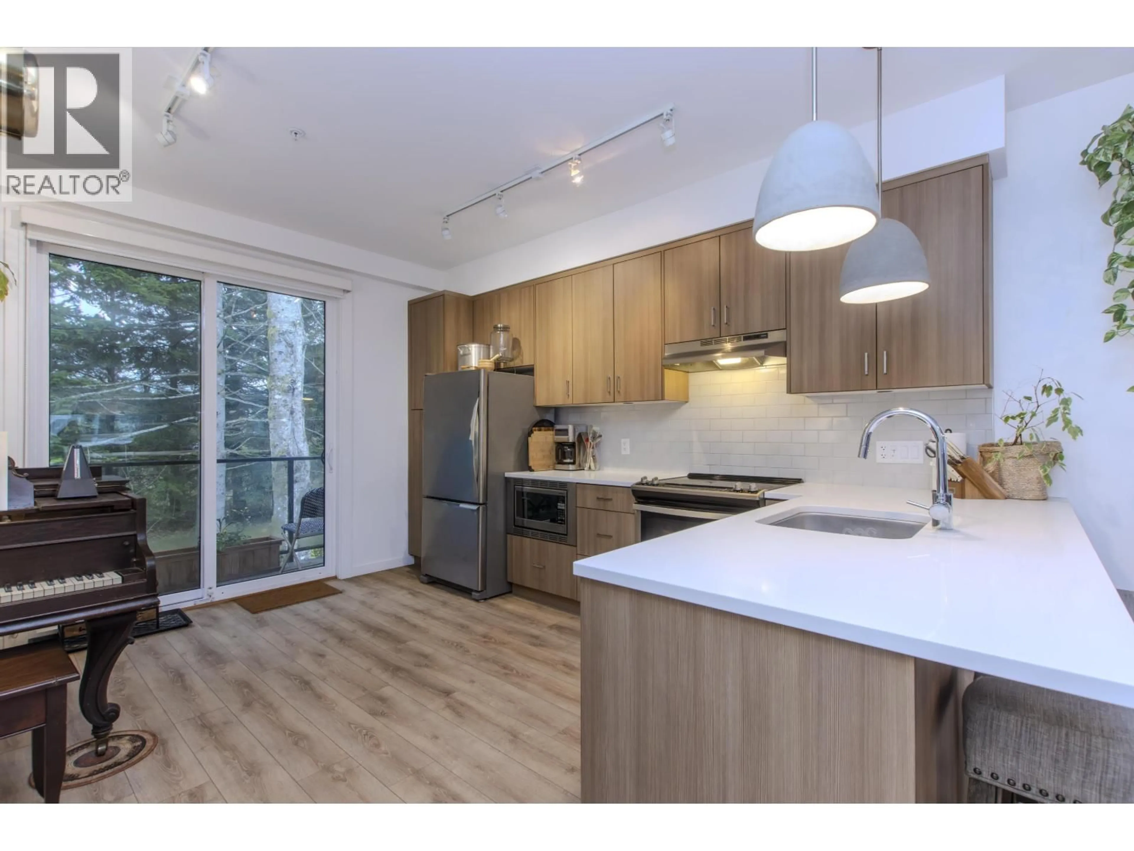 Open concept kitchen, wood/laminate floor for 64 - 39769 GOVERNMENT ROAD, Squamish British Columbia V8B0Z1