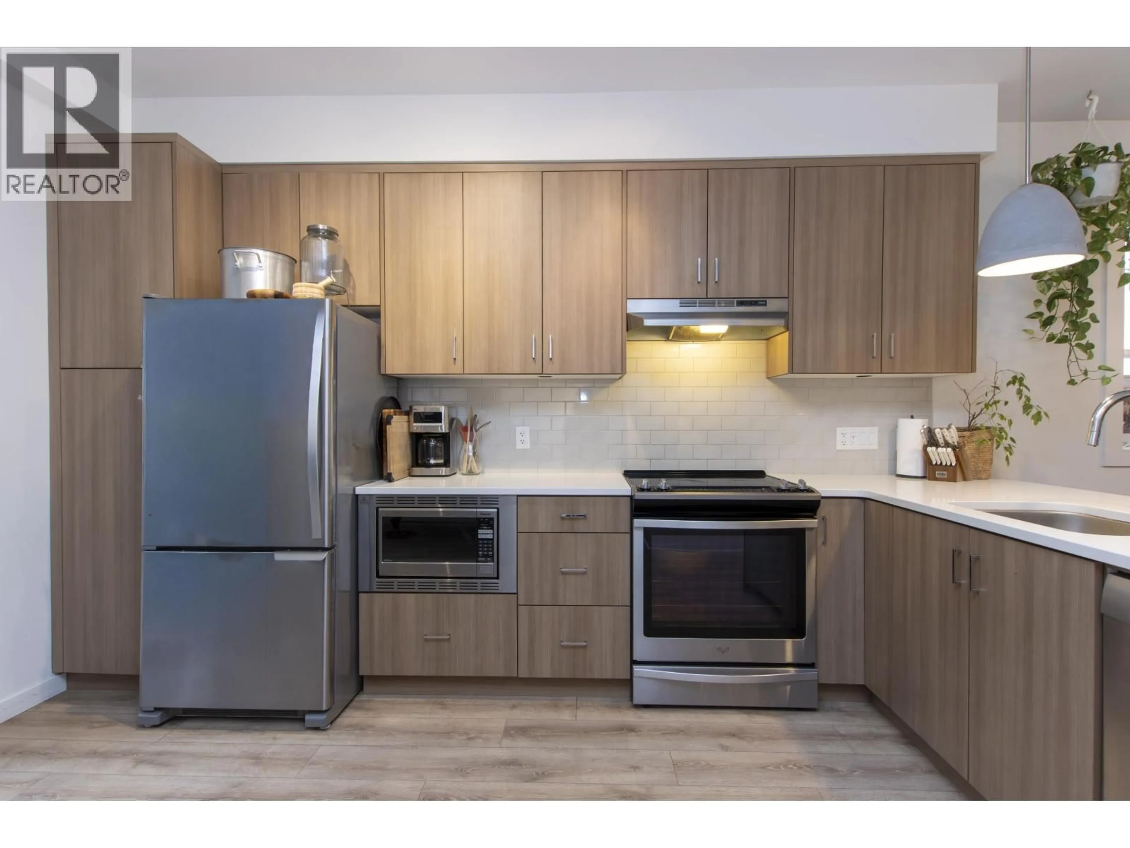 Standard kitchen, wood/laminate floor for 64 - 39769 GOVERNMENT ROAD, Squamish British Columbia V8B0Z1