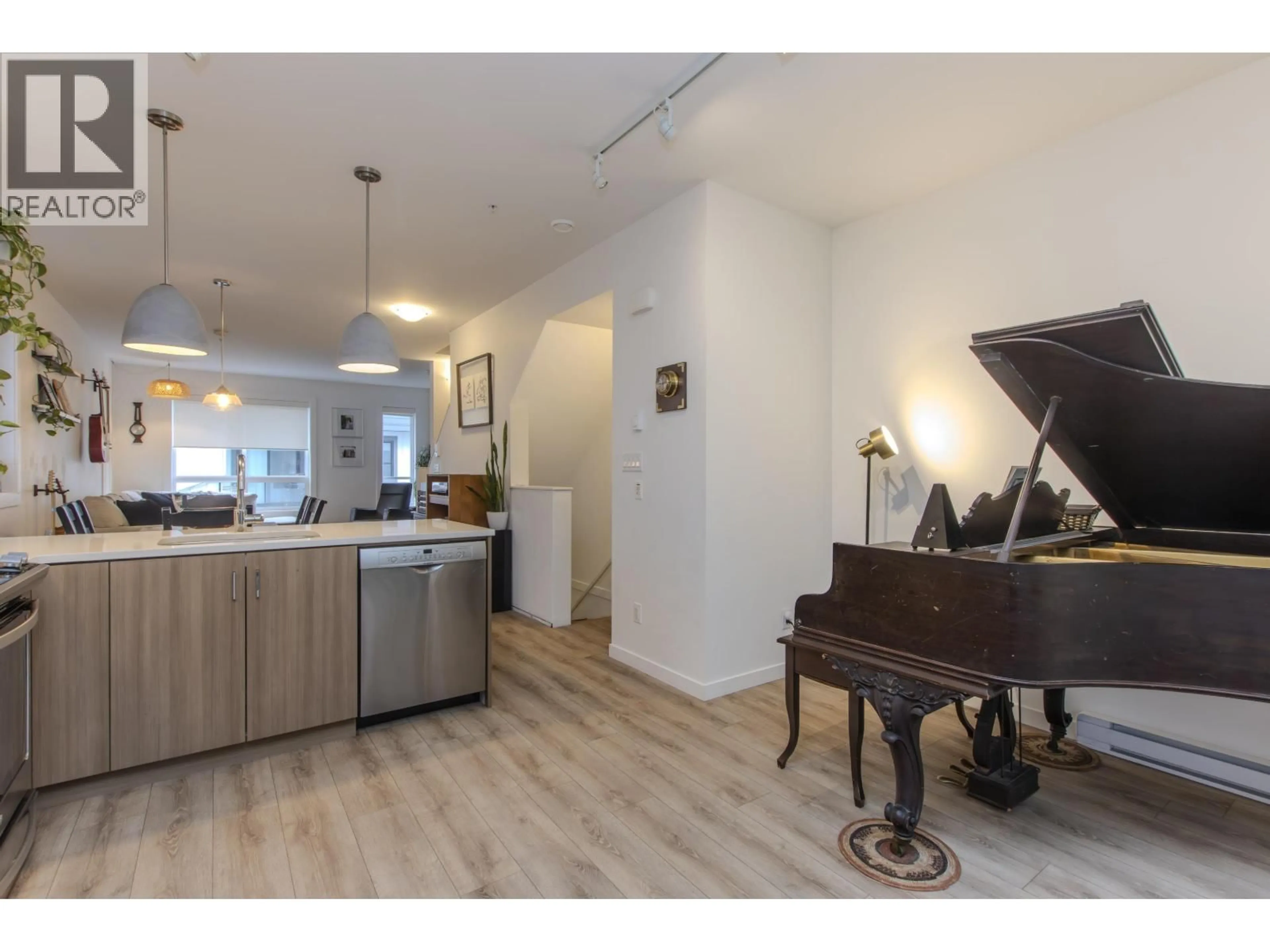 Open concept kitchen, wood/laminate floor for 64 - 39769 GOVERNMENT ROAD, Squamish British Columbia V8B0Z1