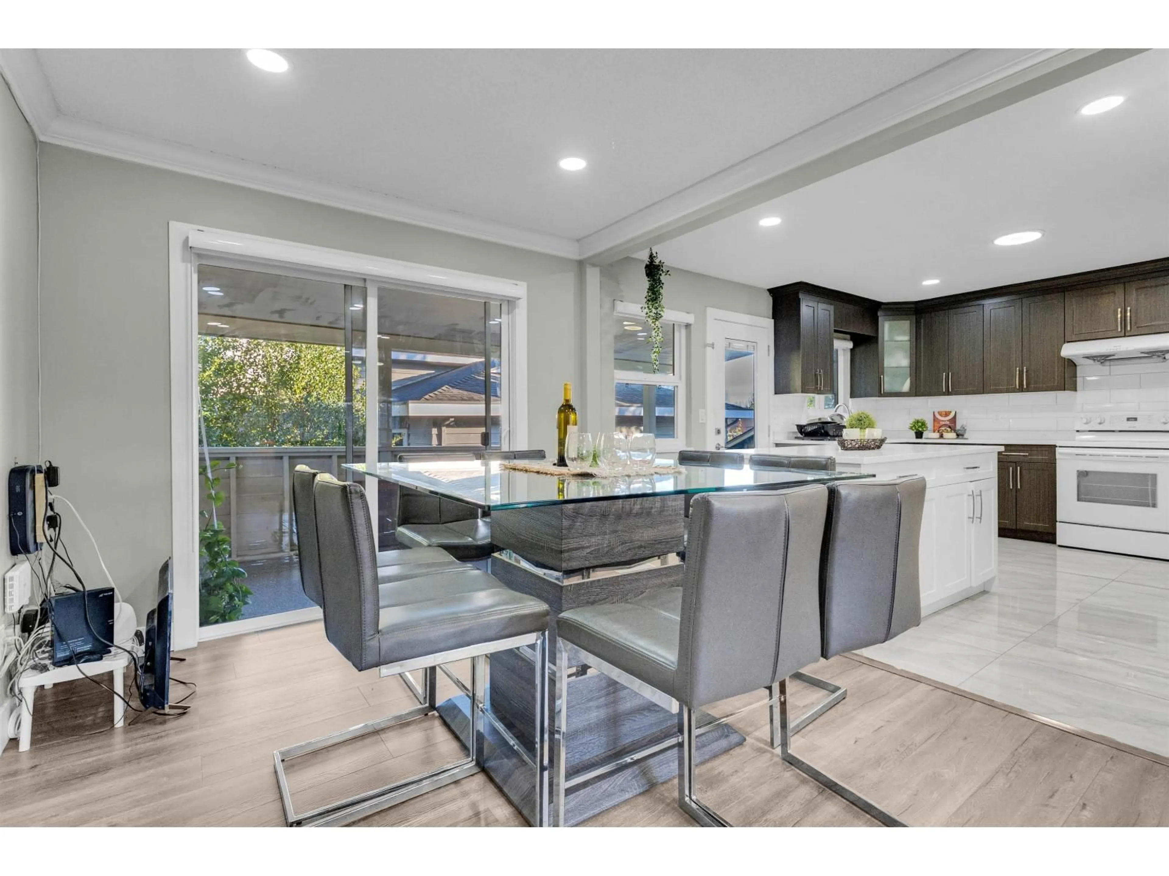 Contemporary kitchen, unknown for 14458 CHARTWELL DRIVE, Surrey British Columbia V3S5E4