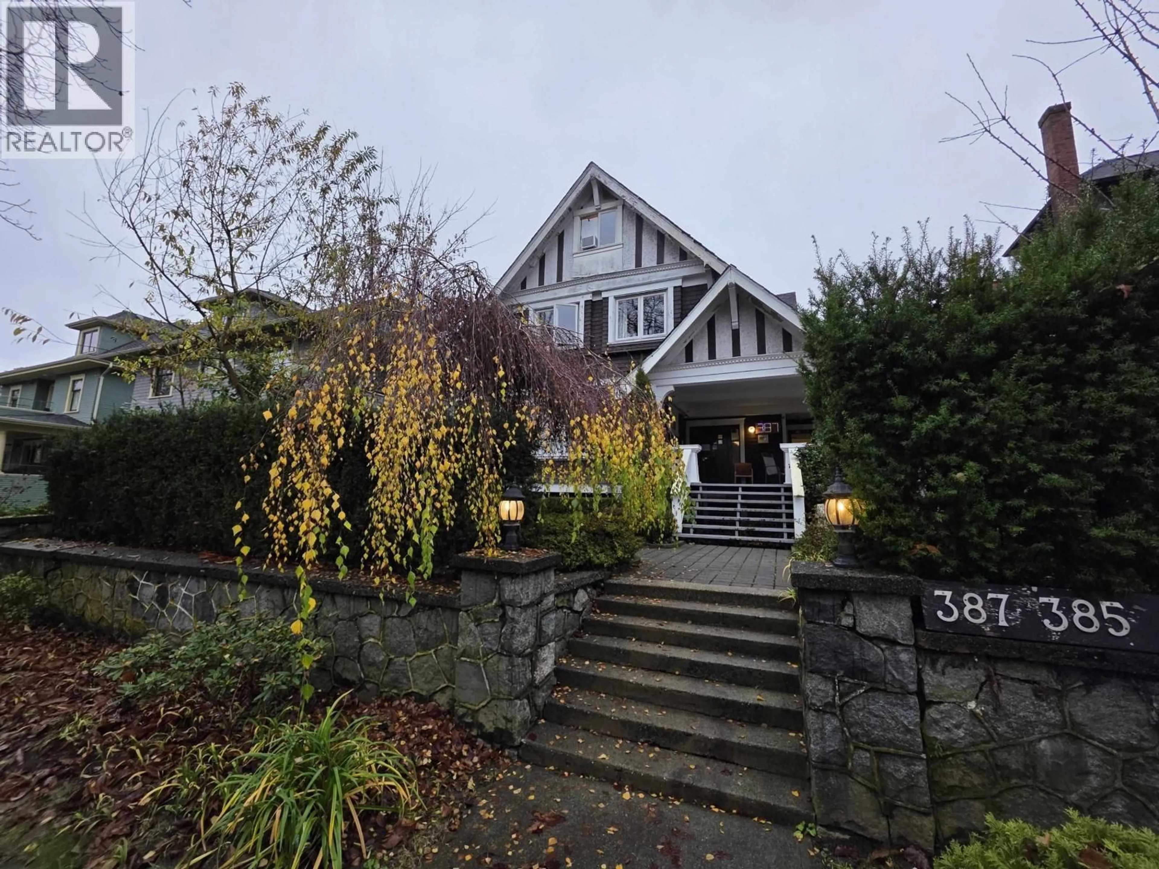 A pic from outside/outdoor area/front of a property/back of a property/a pic from drone, street for 387 13TH AVENUE, Vancouver British Columbia V5Y1W2