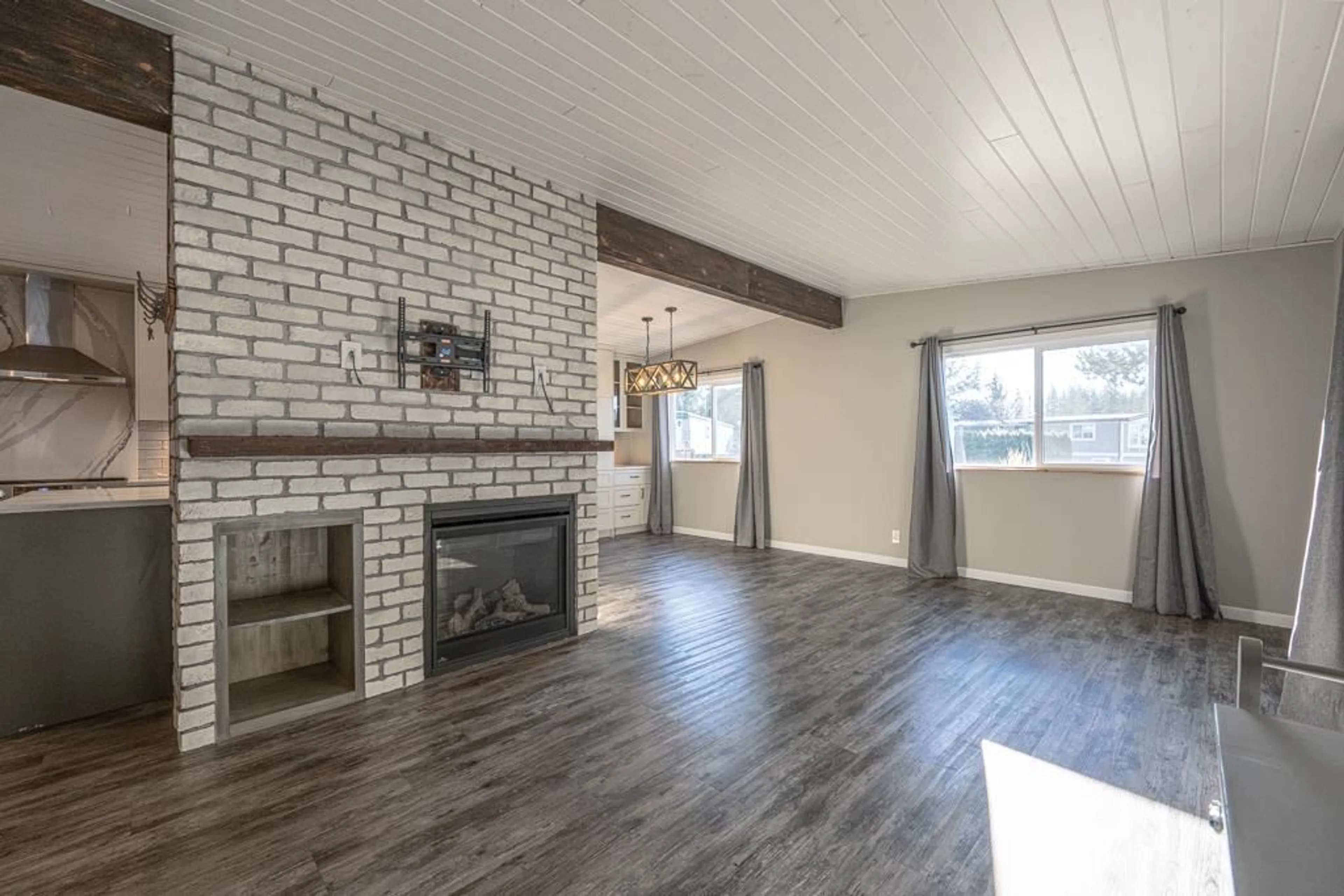 Living room with furniture, wood/laminate floor for 149 - 3665 244 STREET, Langley British Columbia V2Z1N1