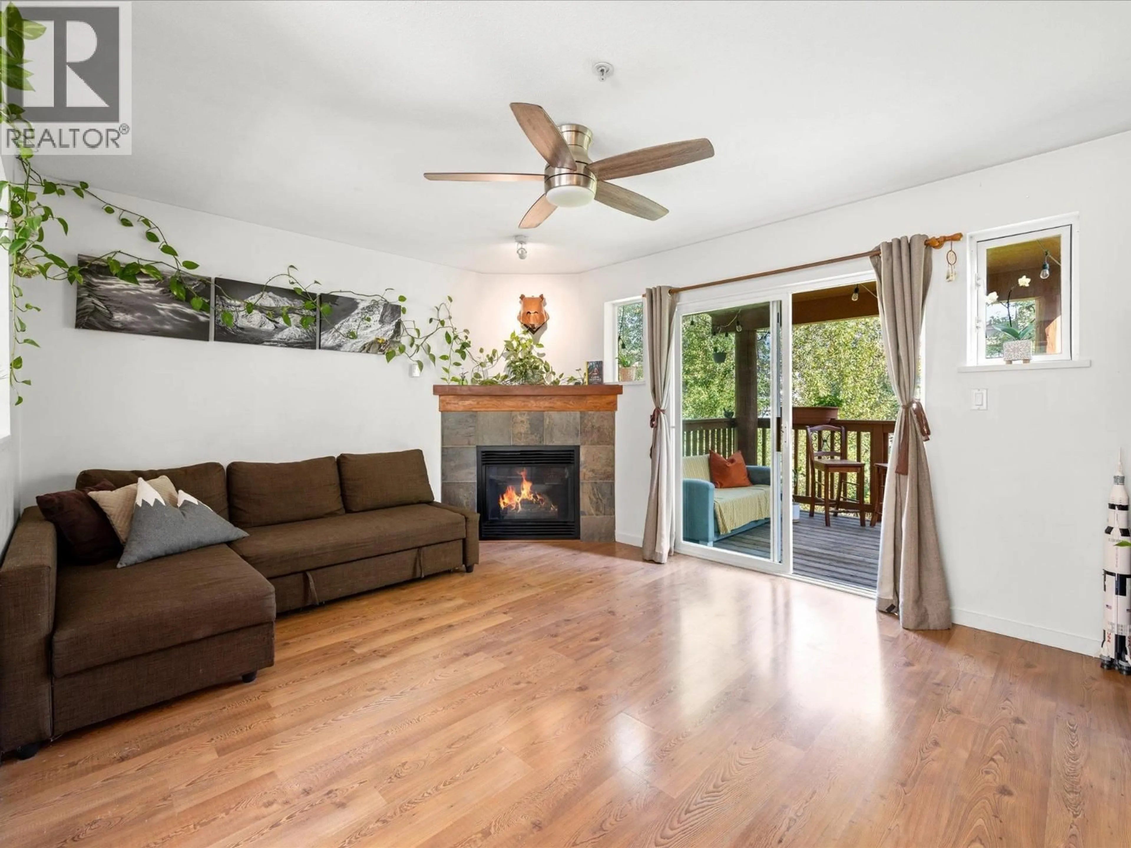 Living room with furniture, wood/laminate floor for 18 - 1450 VINE ROAD, Pemberton British Columbia V0N2L1