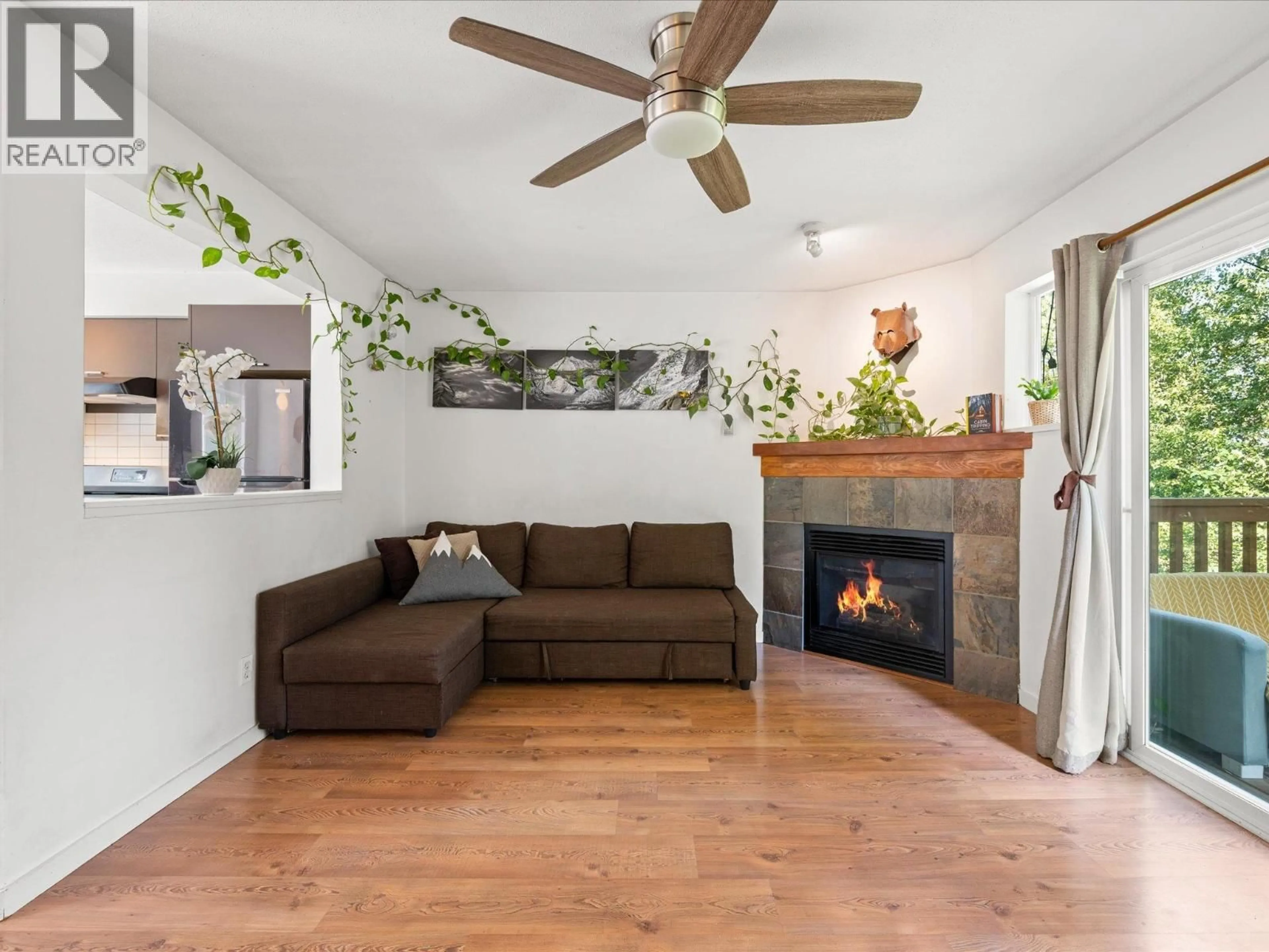 Living room with furniture, wood/laminate floor for 18 - 1450 VINE ROAD, Pemberton British Columbia V0N2L1