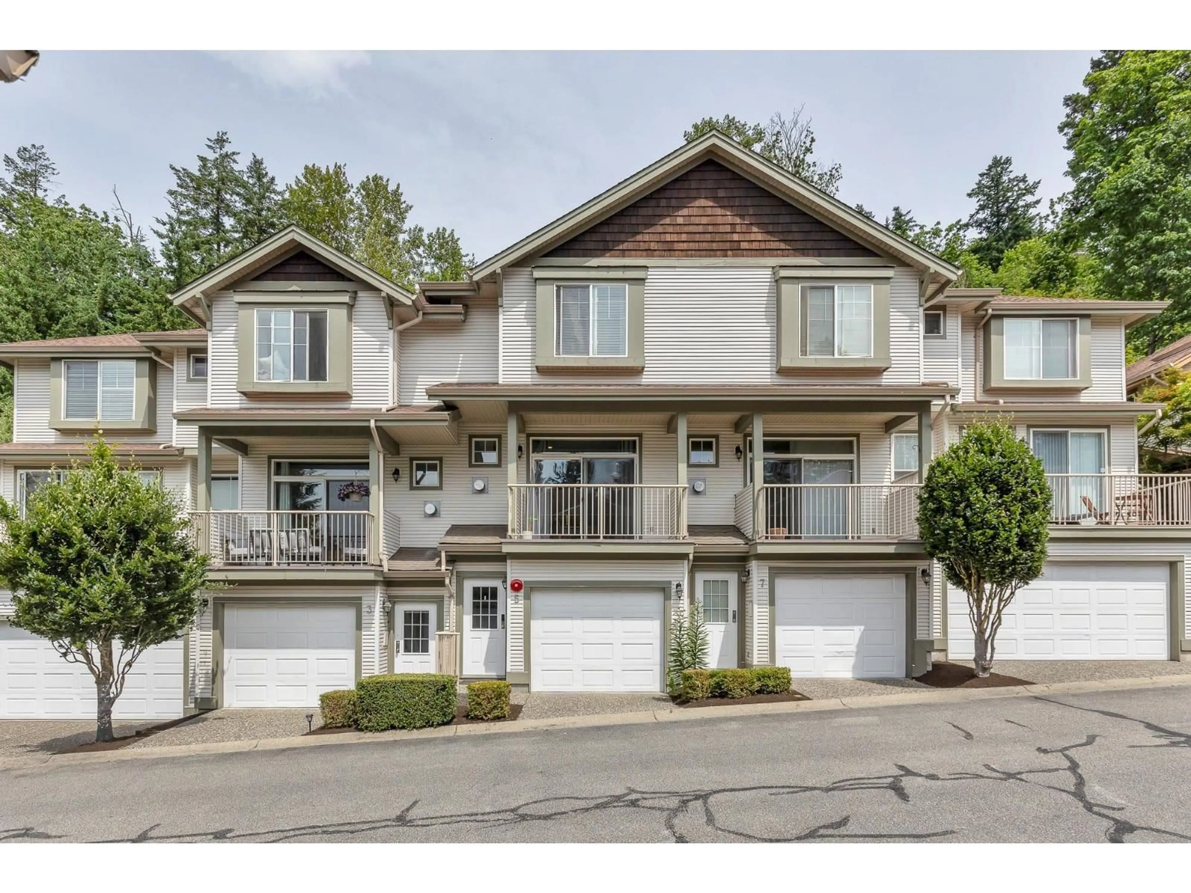 Home with vinyl exterior material, street for 5 - 35287 OLD YALE ROAD, Abbotsford British Columbia V3G8H5