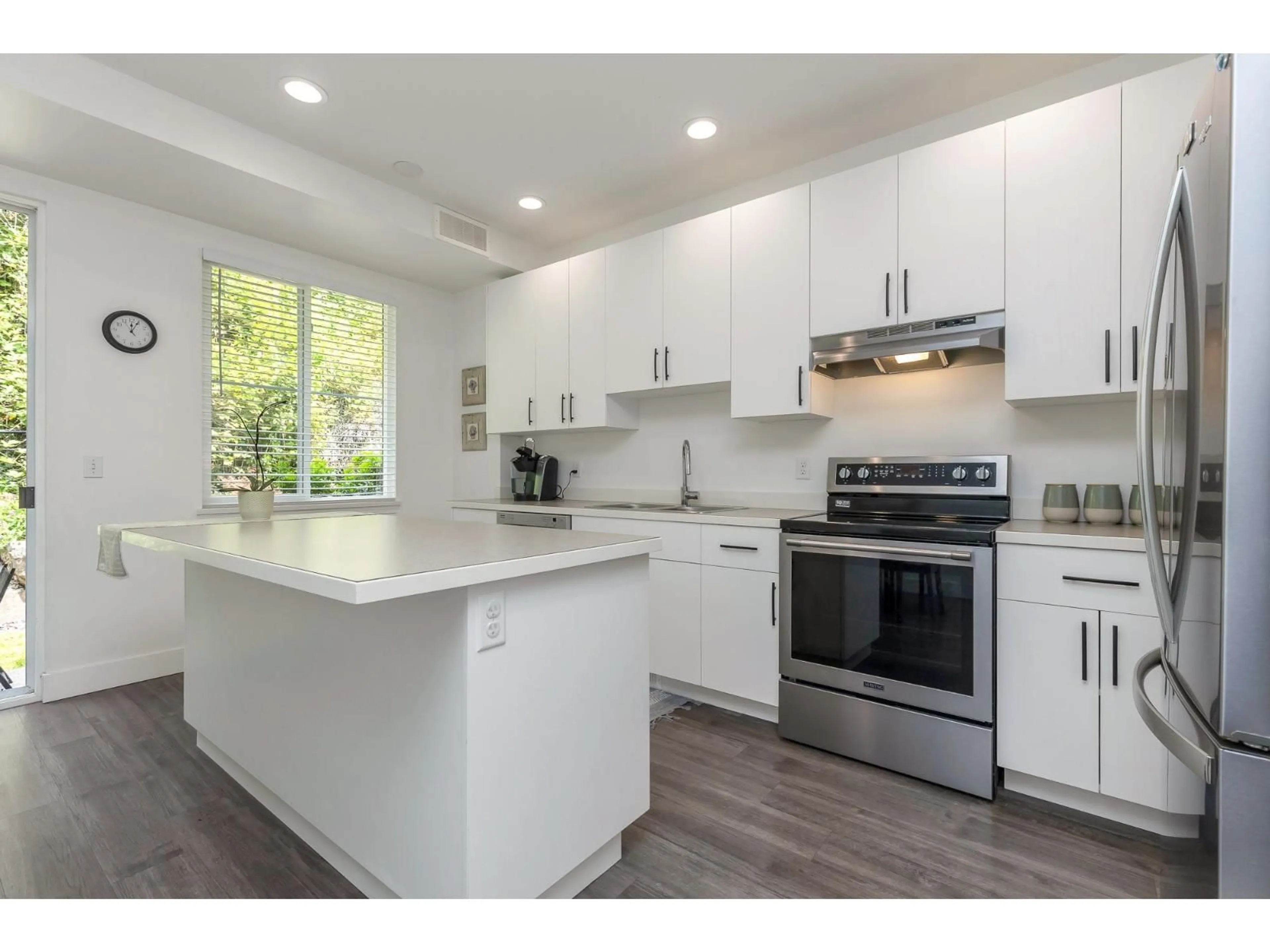 Open concept kitchen, wood/laminate floor for 5 - 35287 OLD YALE ROAD, Abbotsford British Columbia V3G8H5