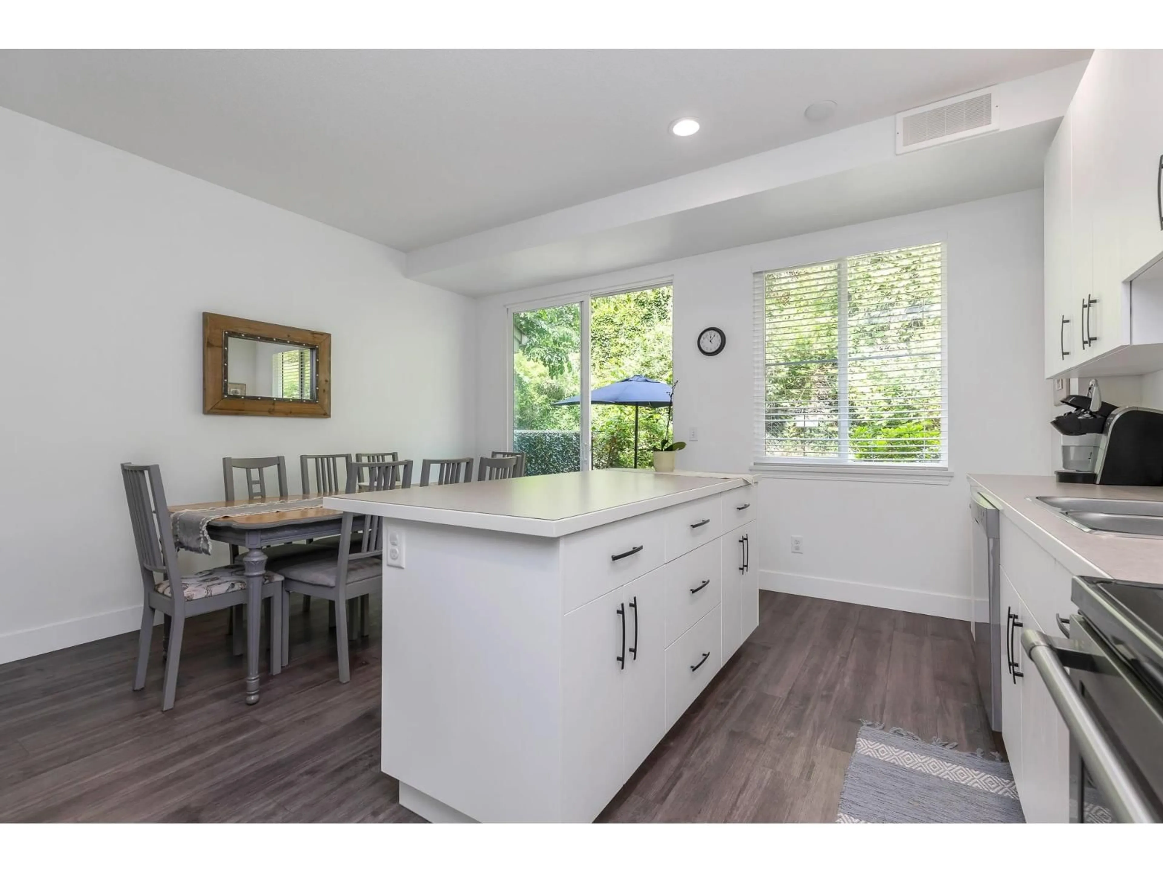 Open concept kitchen, wood/laminate floor for 5 - 35287 OLD YALE ROAD, Abbotsford British Columbia V3G8H5