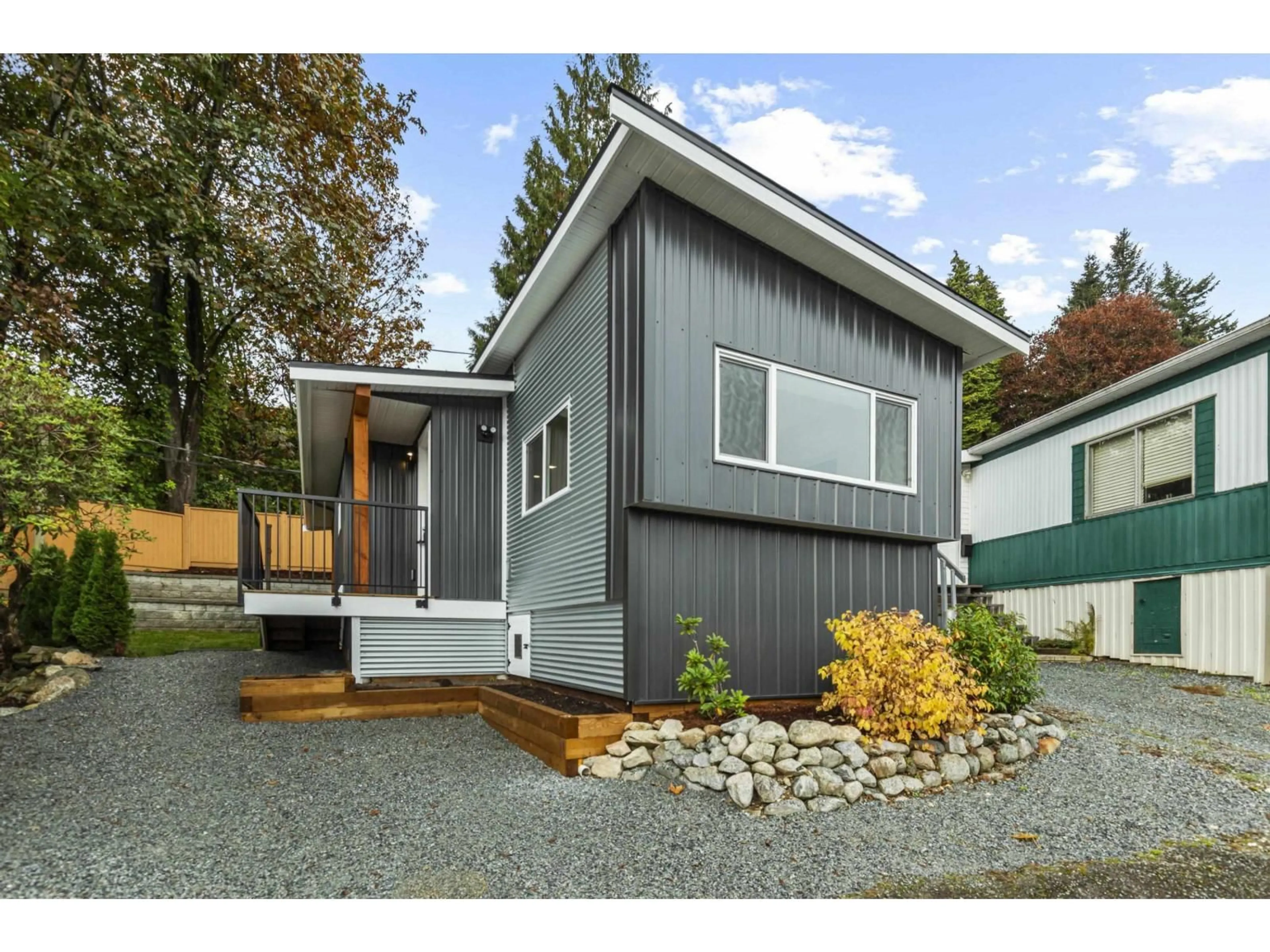 Home with vinyl exterior material, street for 10 - 34519 LOUGHEED HIGHWAY, Mission British Columbia V2V6N7