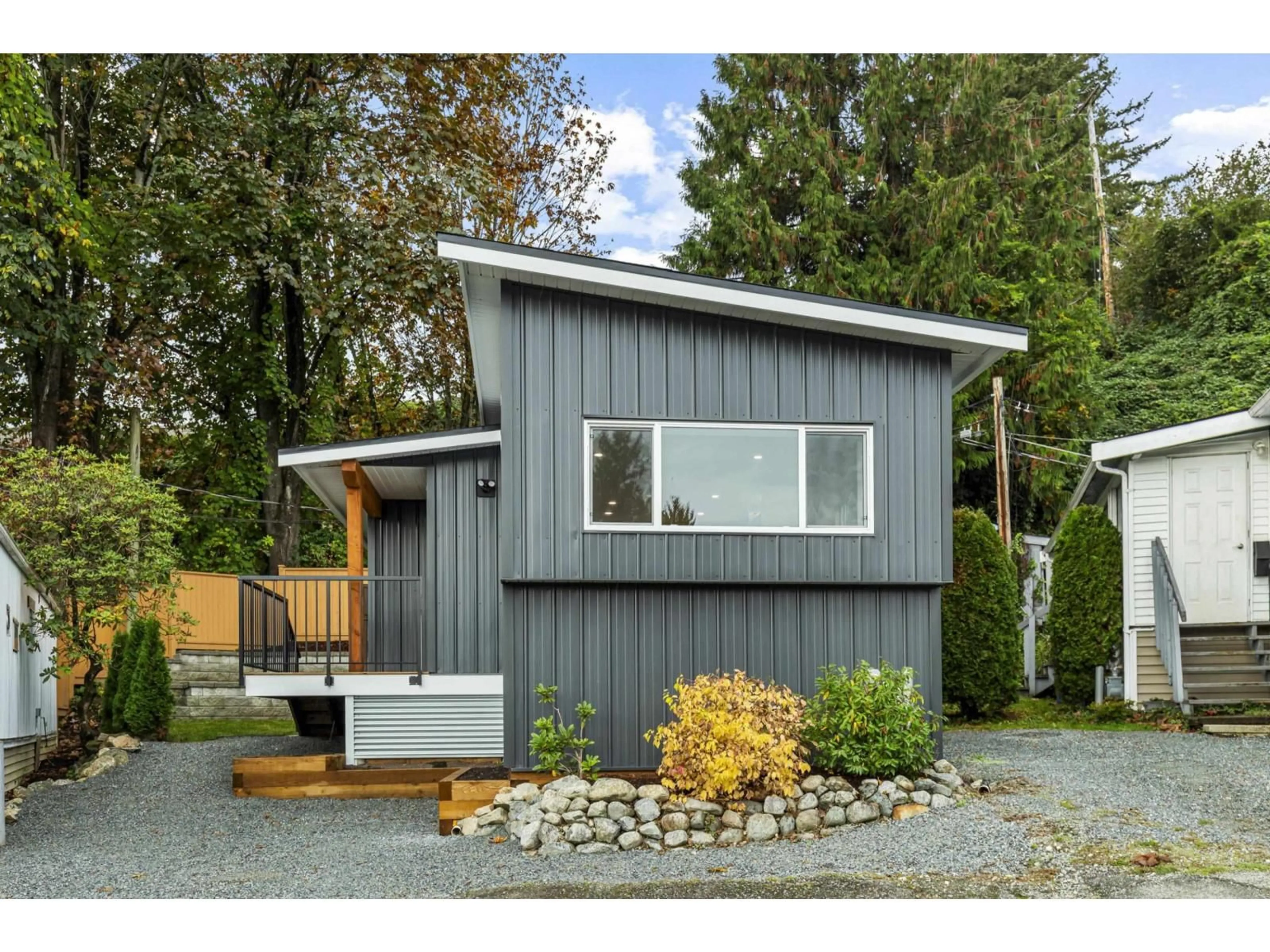 Home with vinyl exterior material, street for 10 - 34519 LOUGHEED HIGHWAY, Mission British Columbia V2V6N7