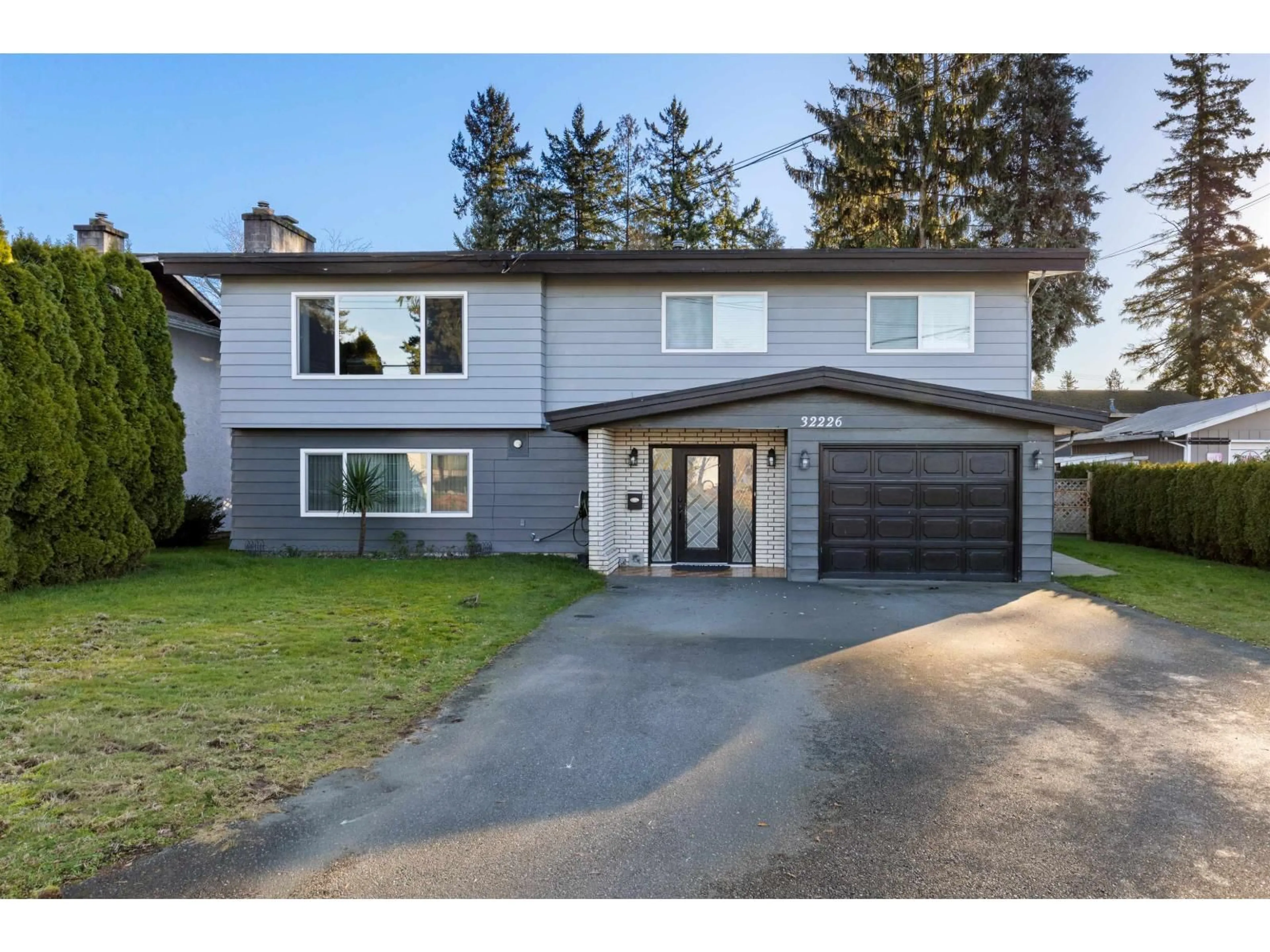 Home with vinyl exterior material, street for 32226 EMERALD AVENUE, Abbotsford British Columbia V2T1B1