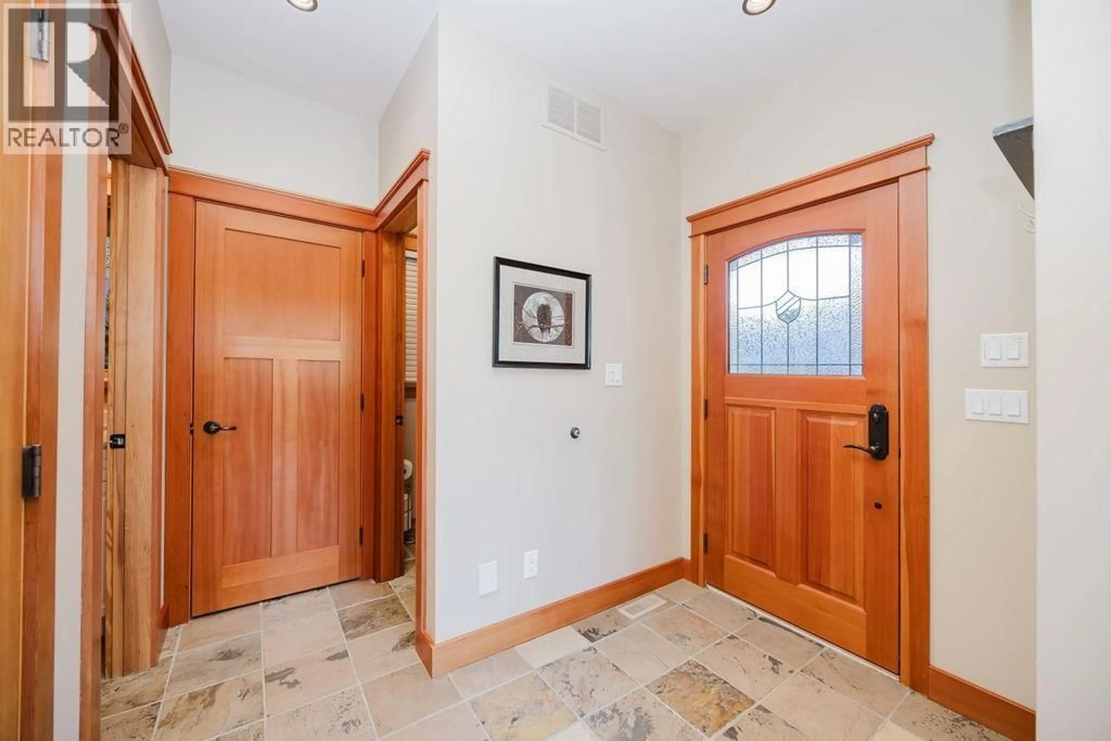 Indoor entryway for 401 SKYLINE DRIVE, Gibsons British Columbia V0N1V8