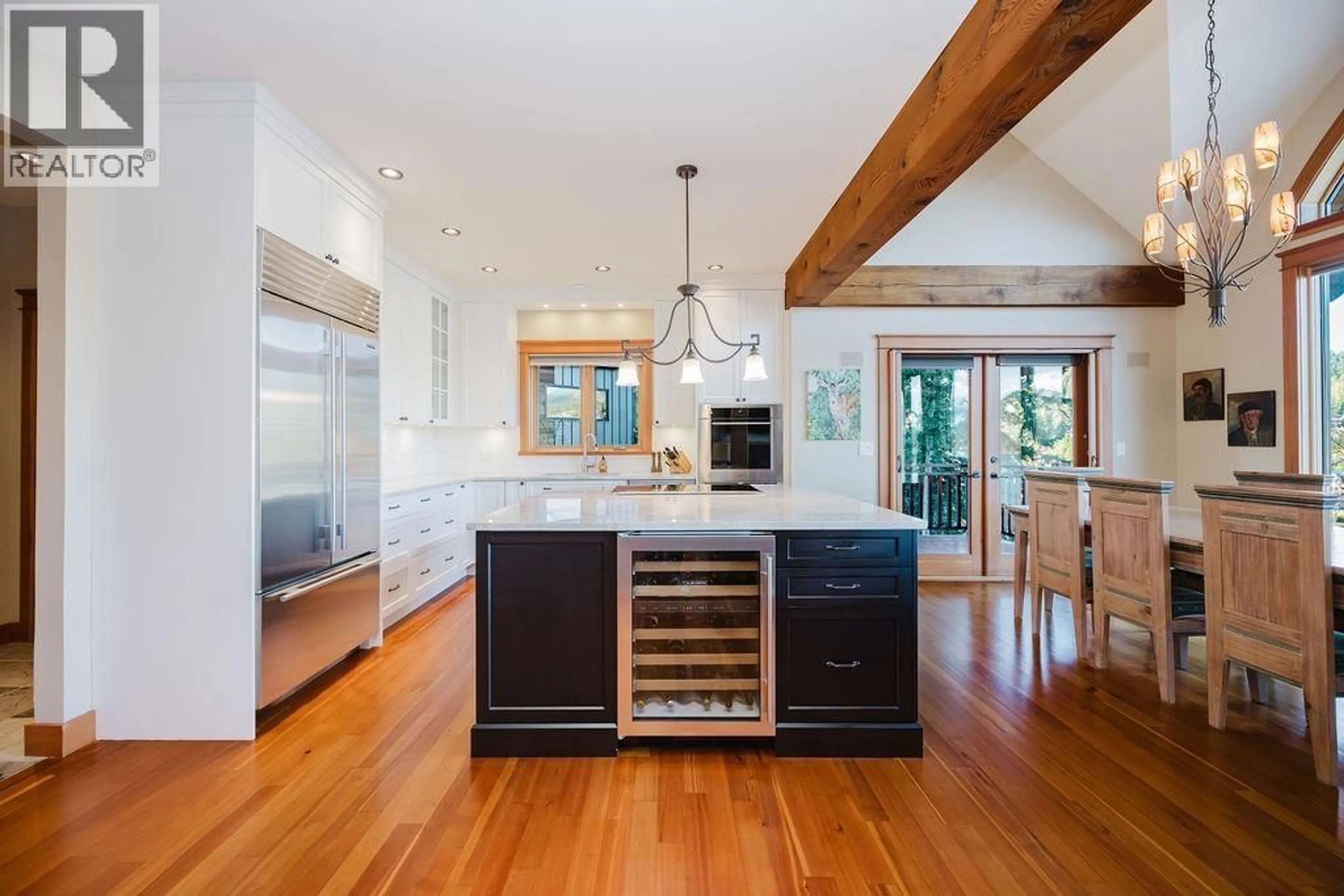 Contemporary kitchen, unknown for 401 SKYLINE DRIVE, Gibsons British Columbia V0N1V8