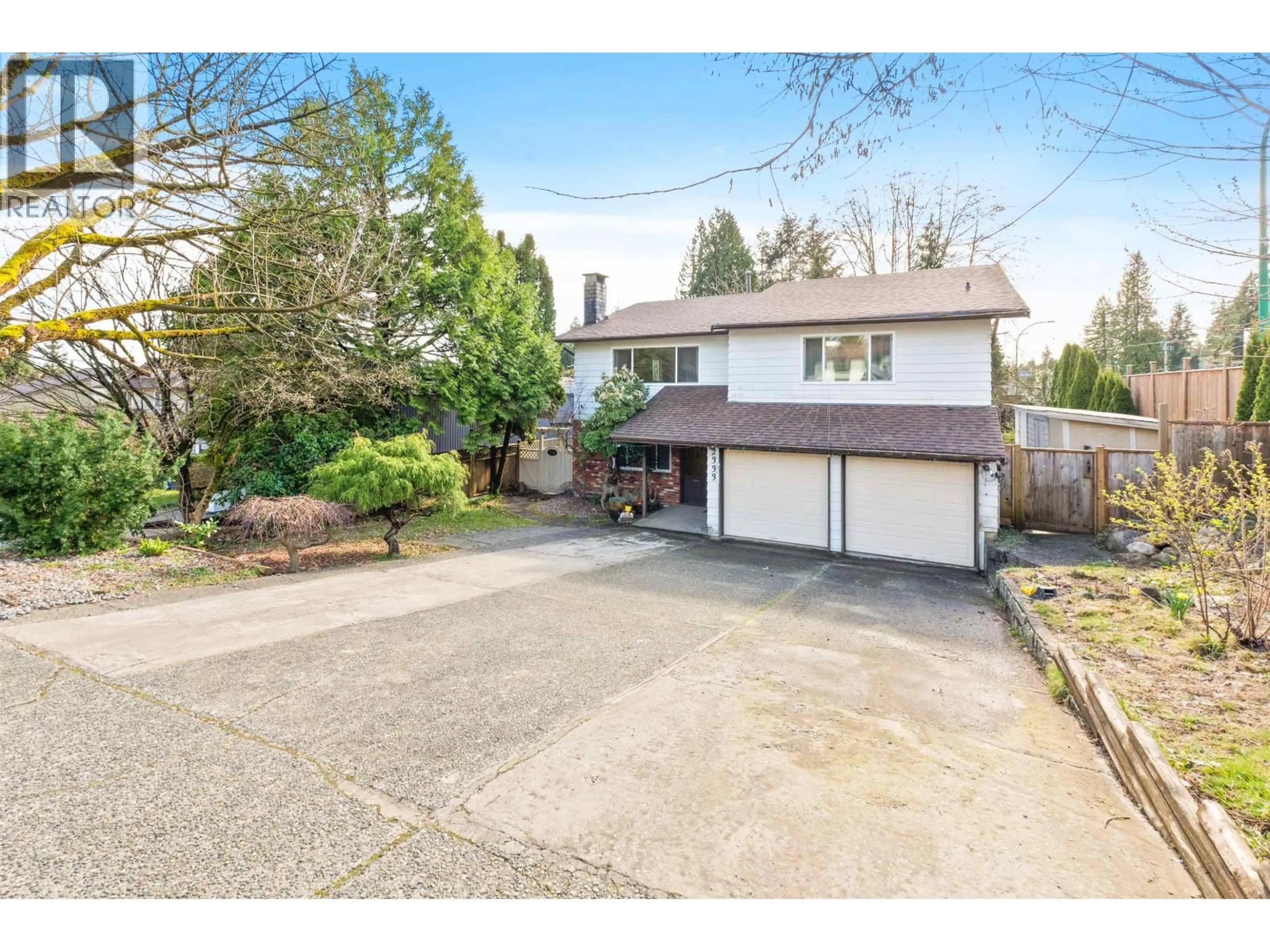 A pic from outside/outdoor area/front of a property/back of a property/a pic from drone, street for 2333 KIRKSTONE ROAD, North Vancouver British Columbia V7J3M1