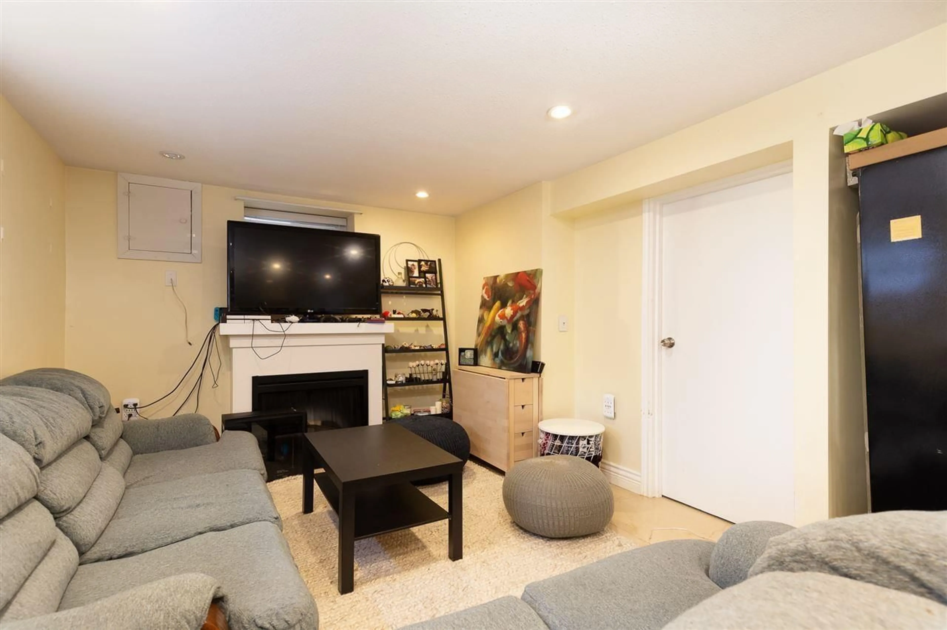 Living room with furniture, wood/laminate floor for 2565 PARK DRIVE, Abbotsford British Columbia V2S4C5