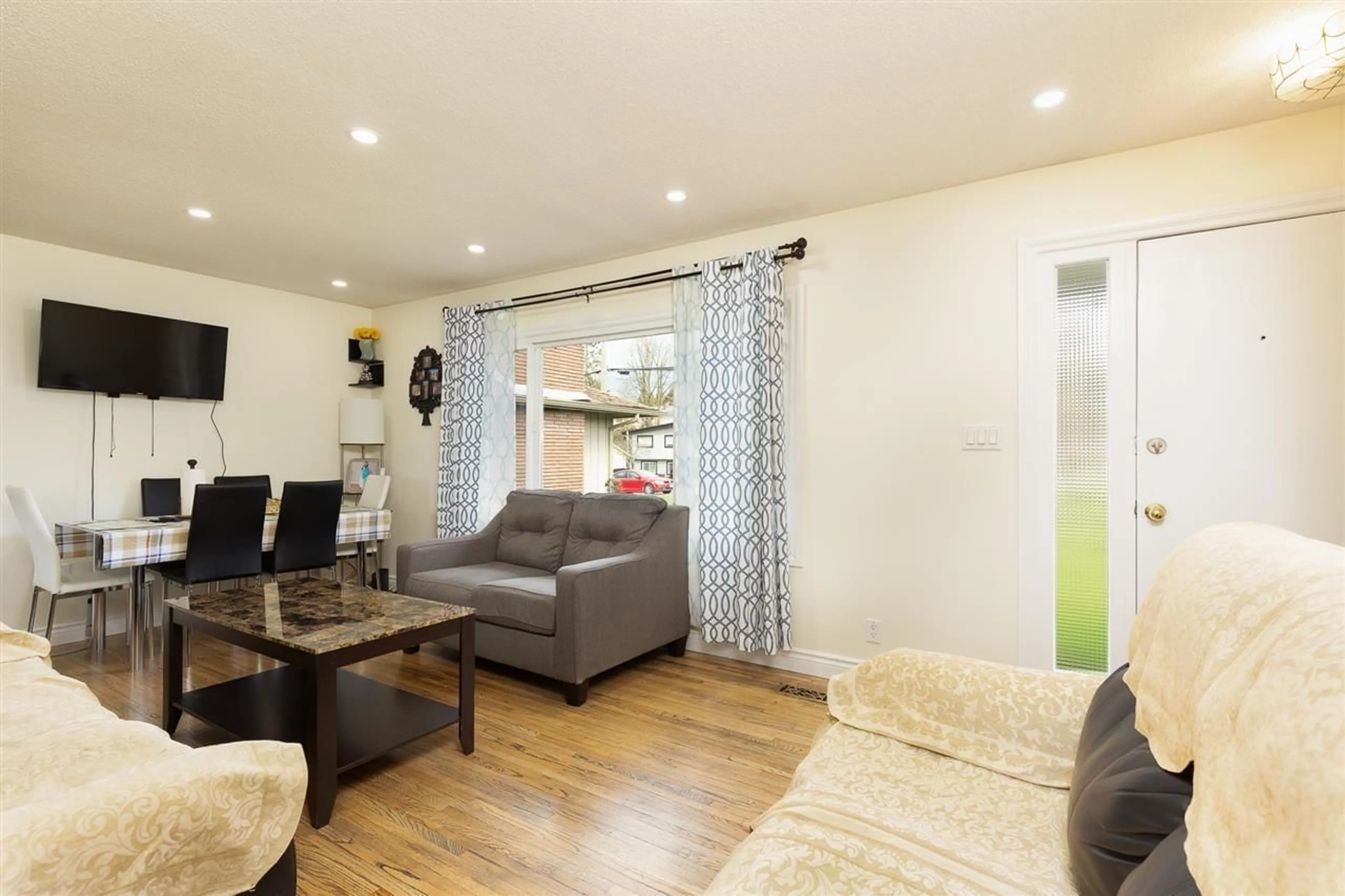 Living room with furniture, wood/laminate floor for 2565 PARK DRIVE, Abbotsford British Columbia V2S4C5