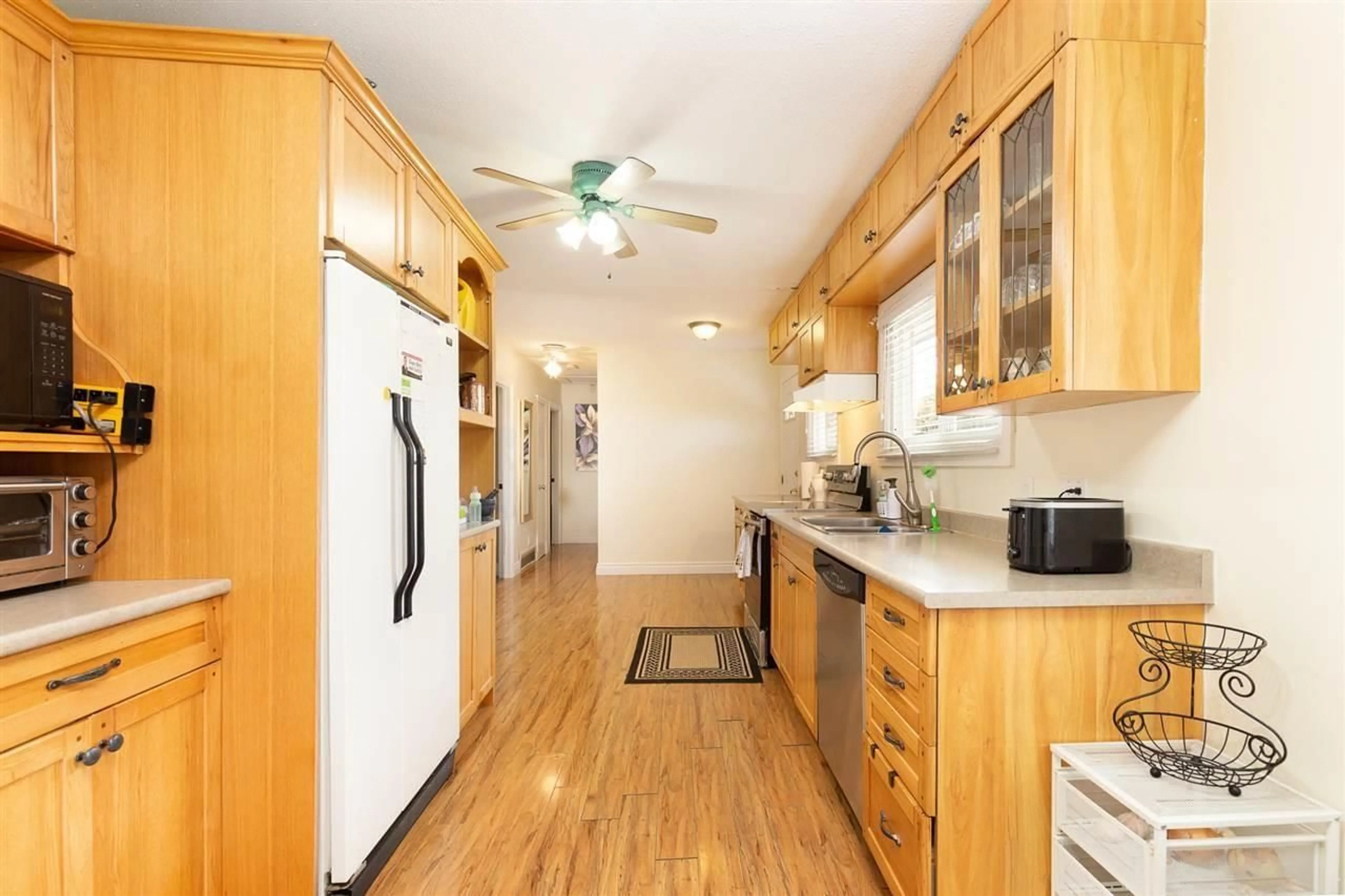 Standard kitchen, wood/laminate floor for 2565 PARK DRIVE, Abbotsford British Columbia V2S4C5