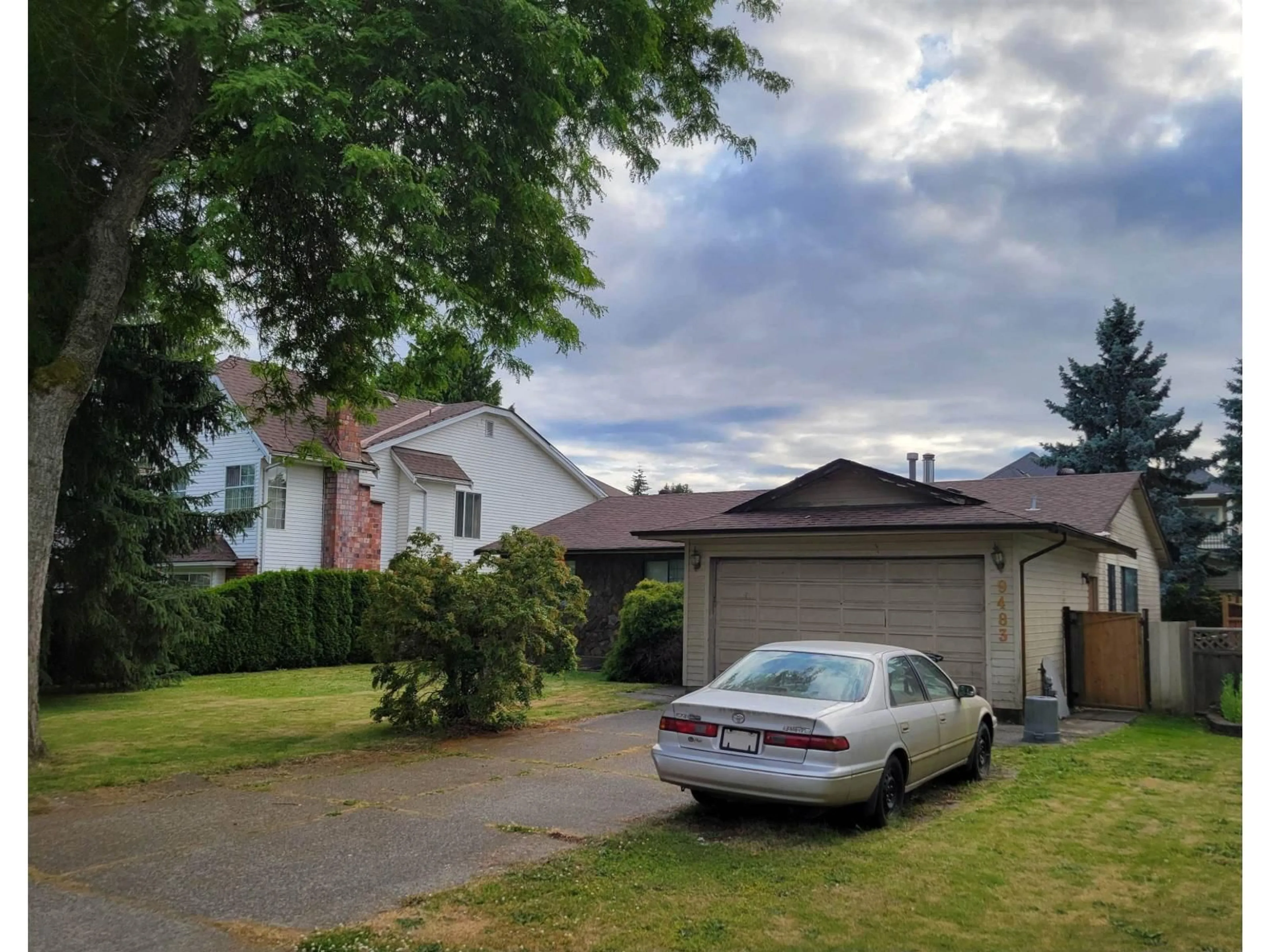 A pic from outside/outdoor area/front of a property/back of a property/a pic from drone, street for 9483 124A STREET, Surrey British Columbia V3V7G3
