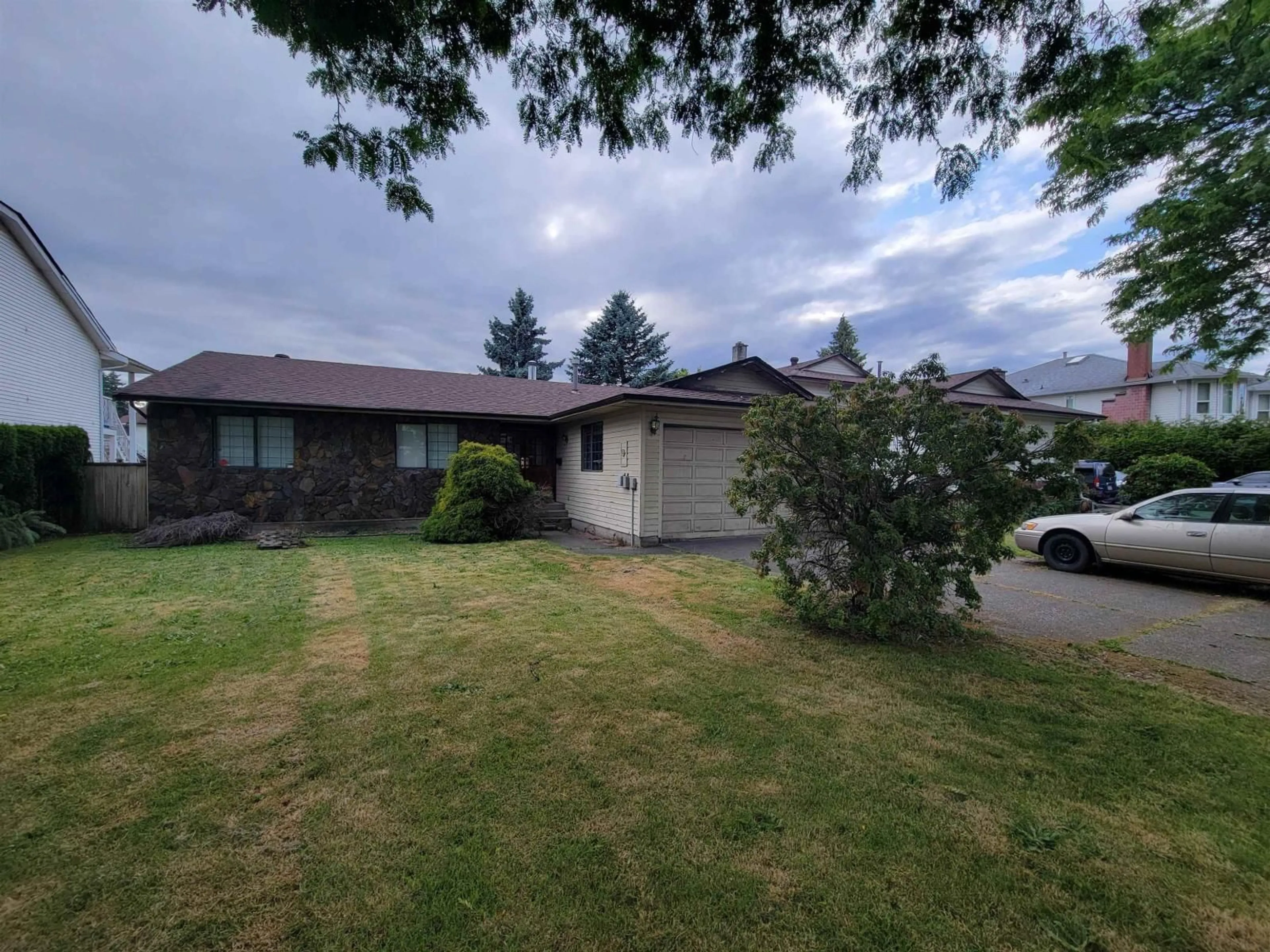 A pic from outside/outdoor area/front of a property/back of a property/a pic from drone, mountain view for 9483 124A STREET, Surrey British Columbia V3V7G3