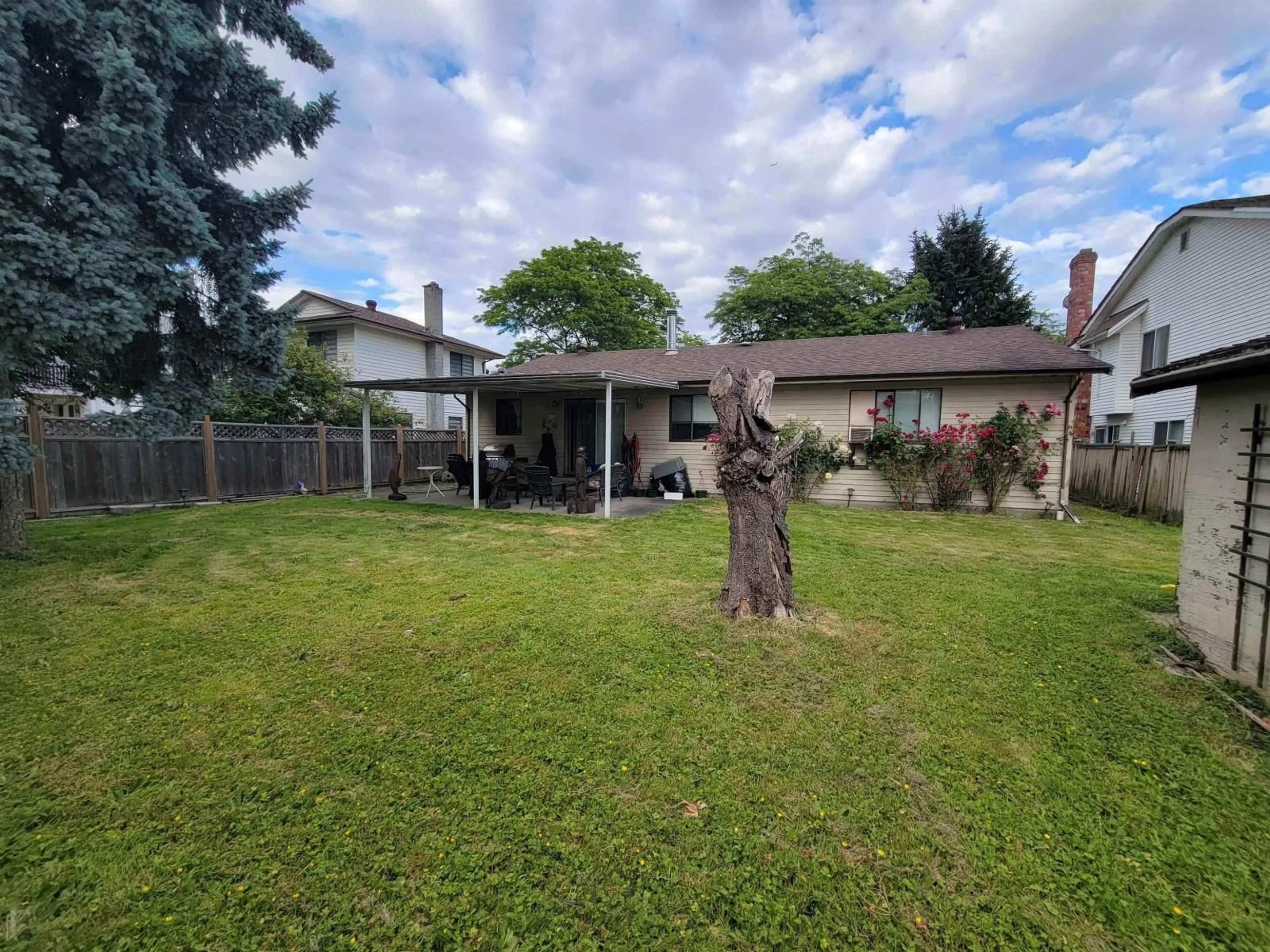 A pic from outside/outdoor area/front of a property/back of a property/a pic from drone, unknown for 9483 124A STREET, Surrey British Columbia V3V7G3