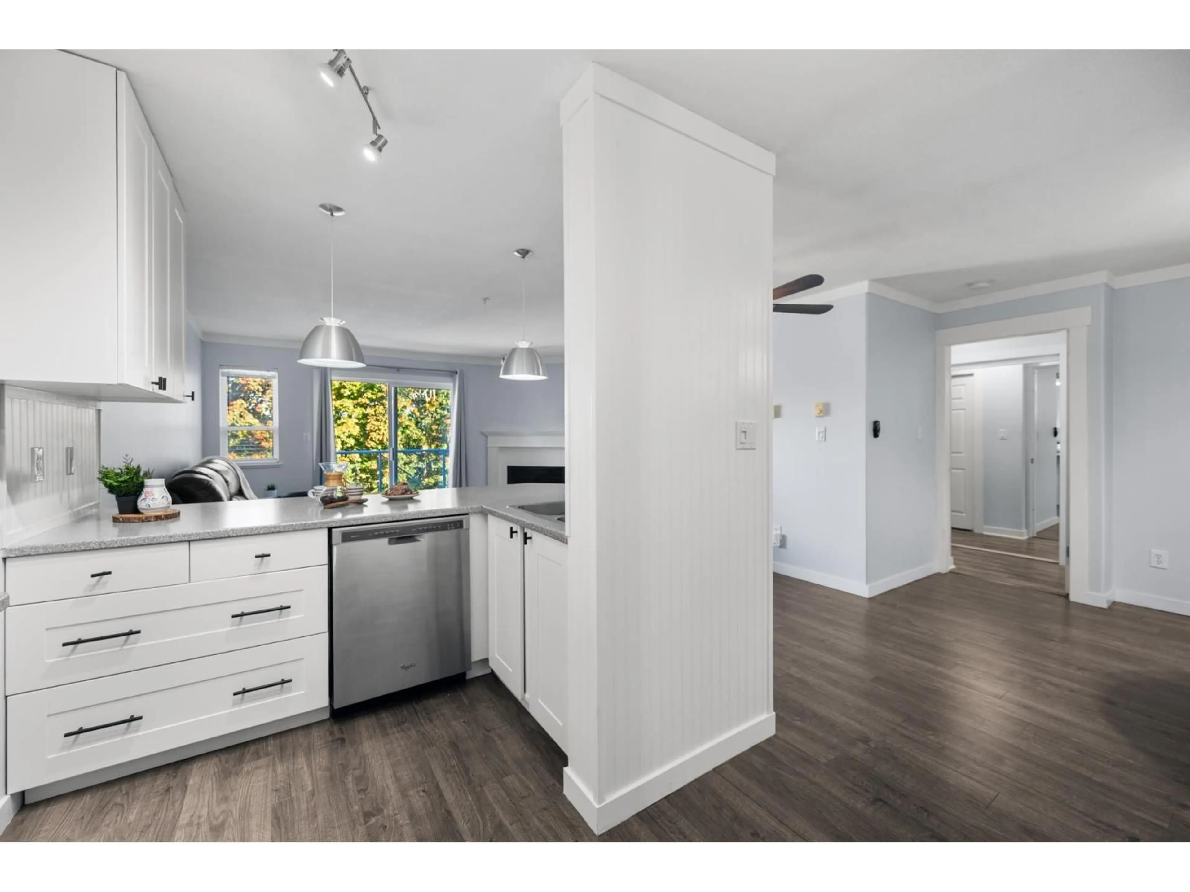 Open concept kitchen, wood/laminate floor for 323 - 22150 48 AVENUE, Langley British Columbia V3A8R5