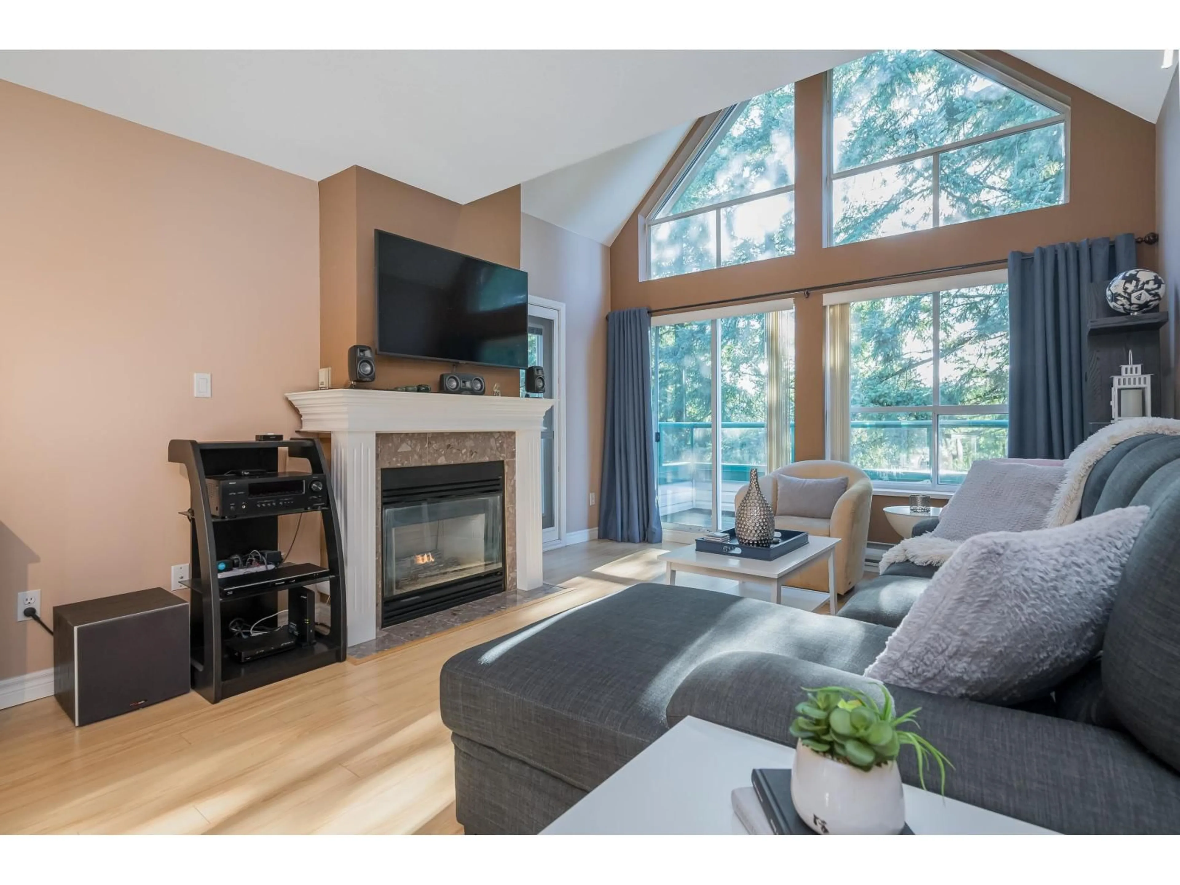 Living room with furniture, wood/laminate floor for 407 - 33280 BOURQUIN CRESCENT EAST CRESCENT, Abbotsford British Columbia V2S7K2