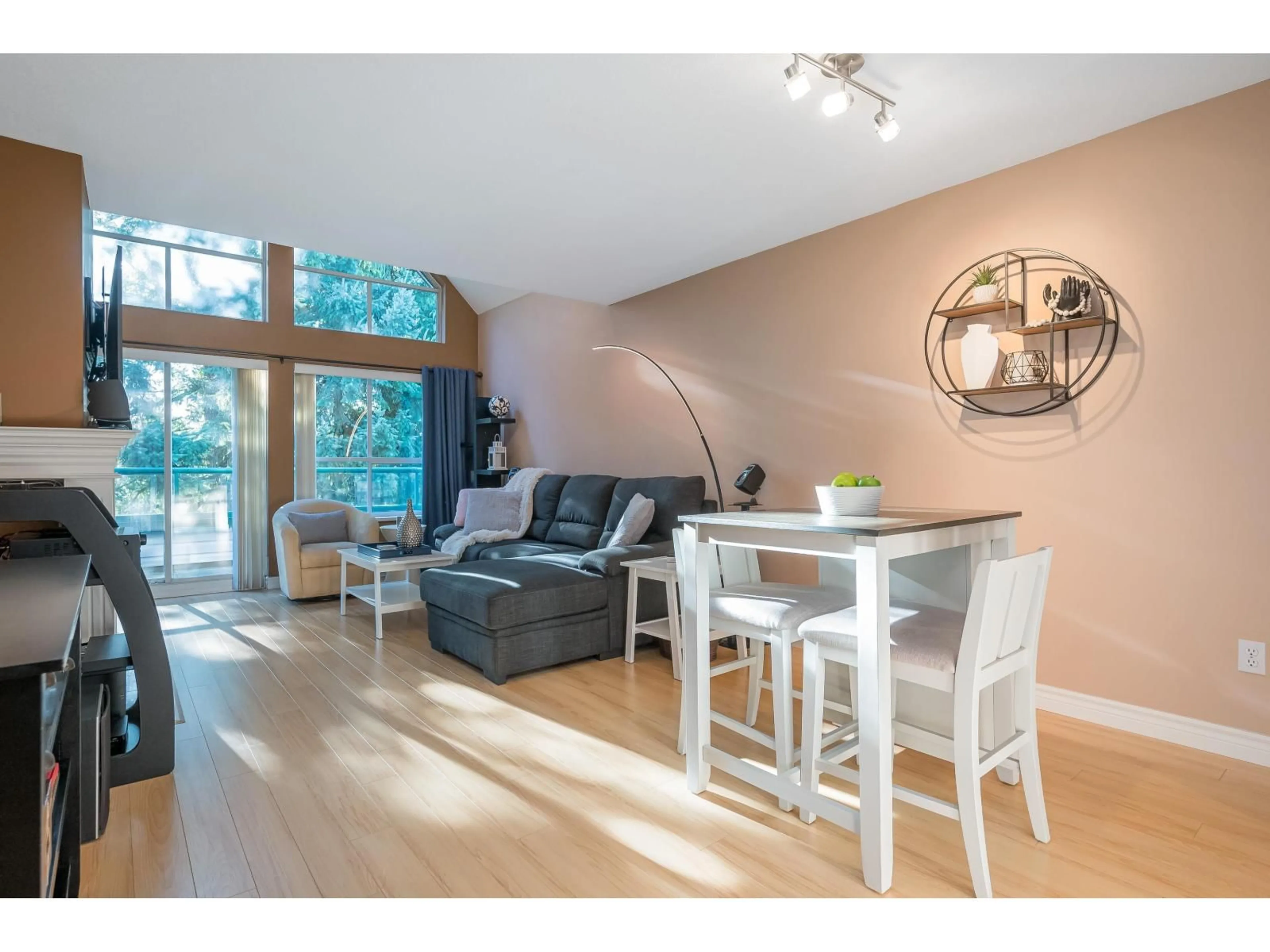 Living room with furniture, wood/laminate floor for 407 - 33280 BOURQUIN CRESCENT EAST CRESCENT, Abbotsford British Columbia V2S7K2