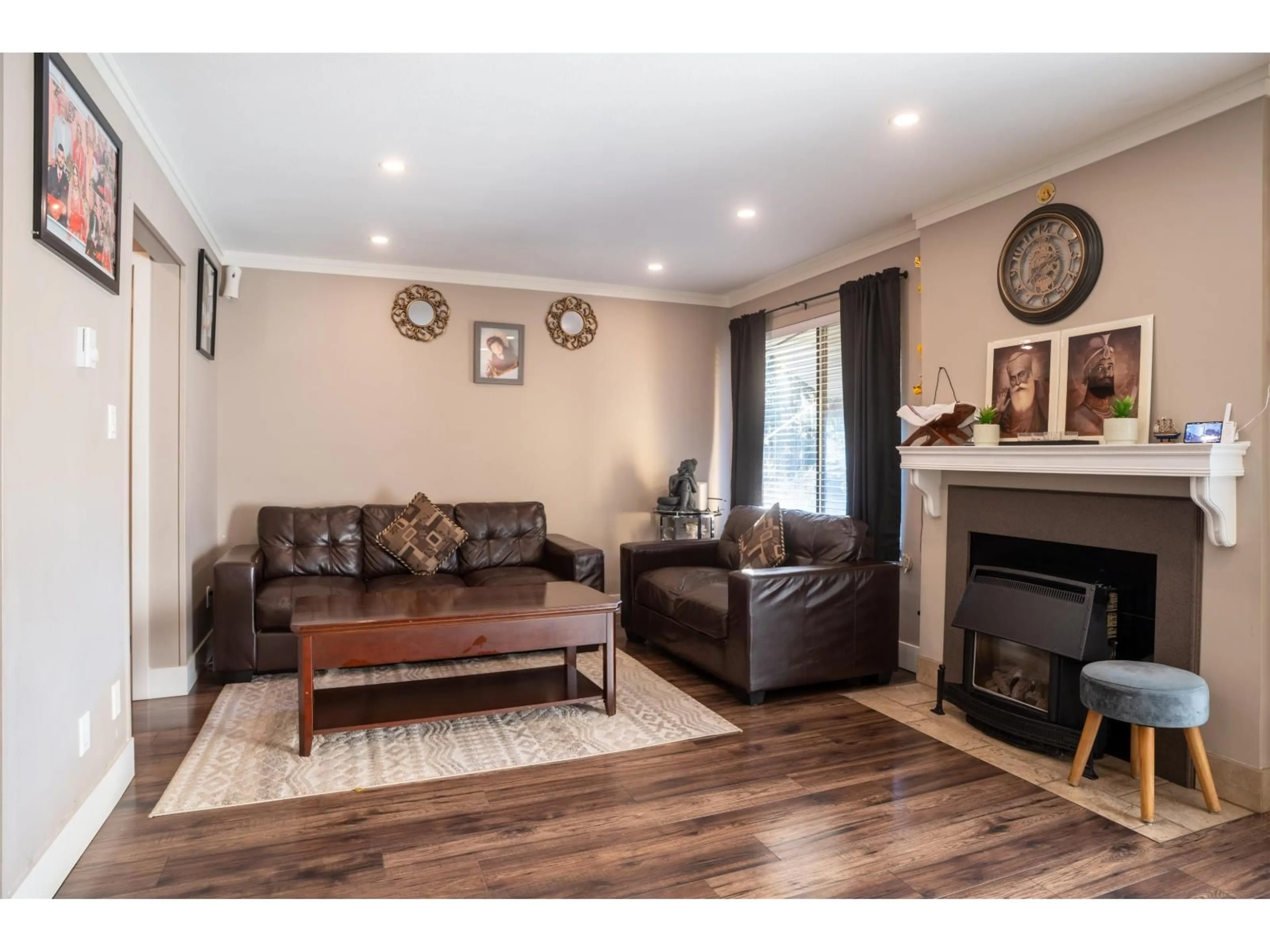 Living room with furniture, wood/laminate floor for 5 - 2998 MOUAT DRIVE, Abbotsford British Columbia V2T4E6