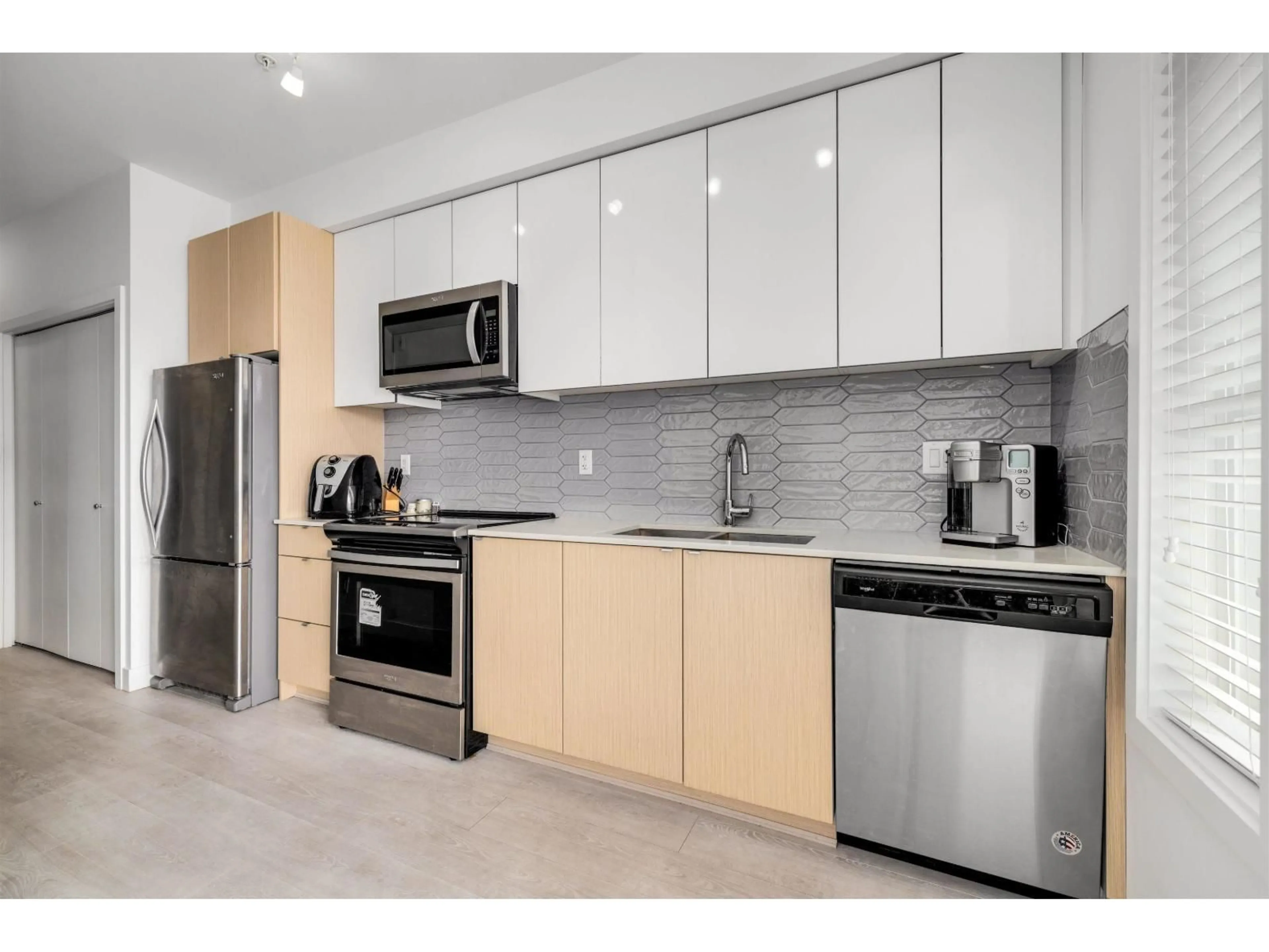 Standard kitchen, ceramic/tile floor for 3033 - 19567 64TH AVENUE, Surrey British Columbia V3S7H8