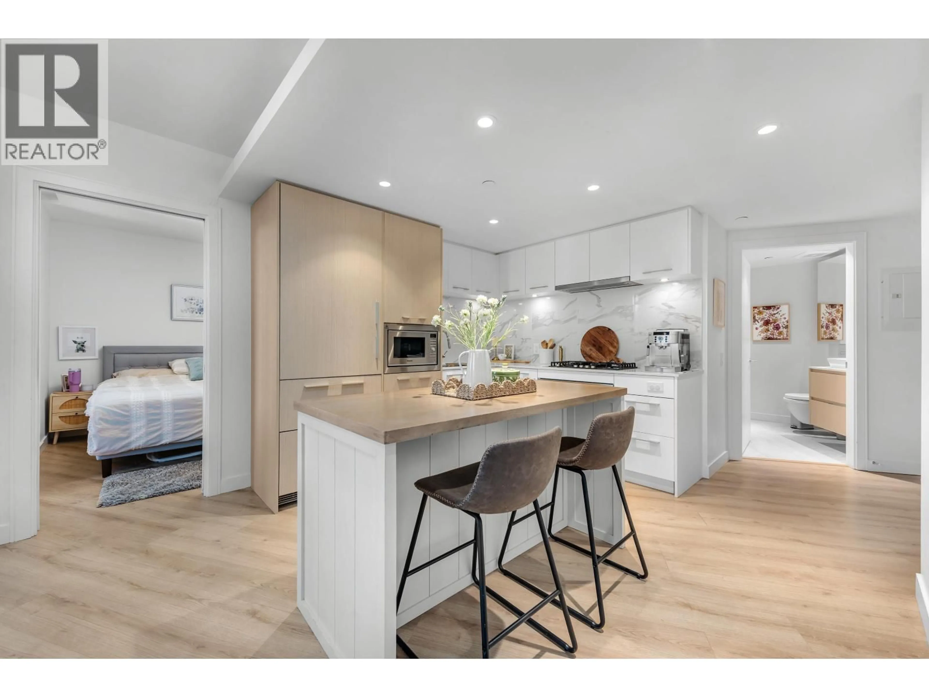 Open concept kitchen, wood/laminate floor for 603 - 1500 FERN STREET, North Vancouver British Columbia V7J0E6