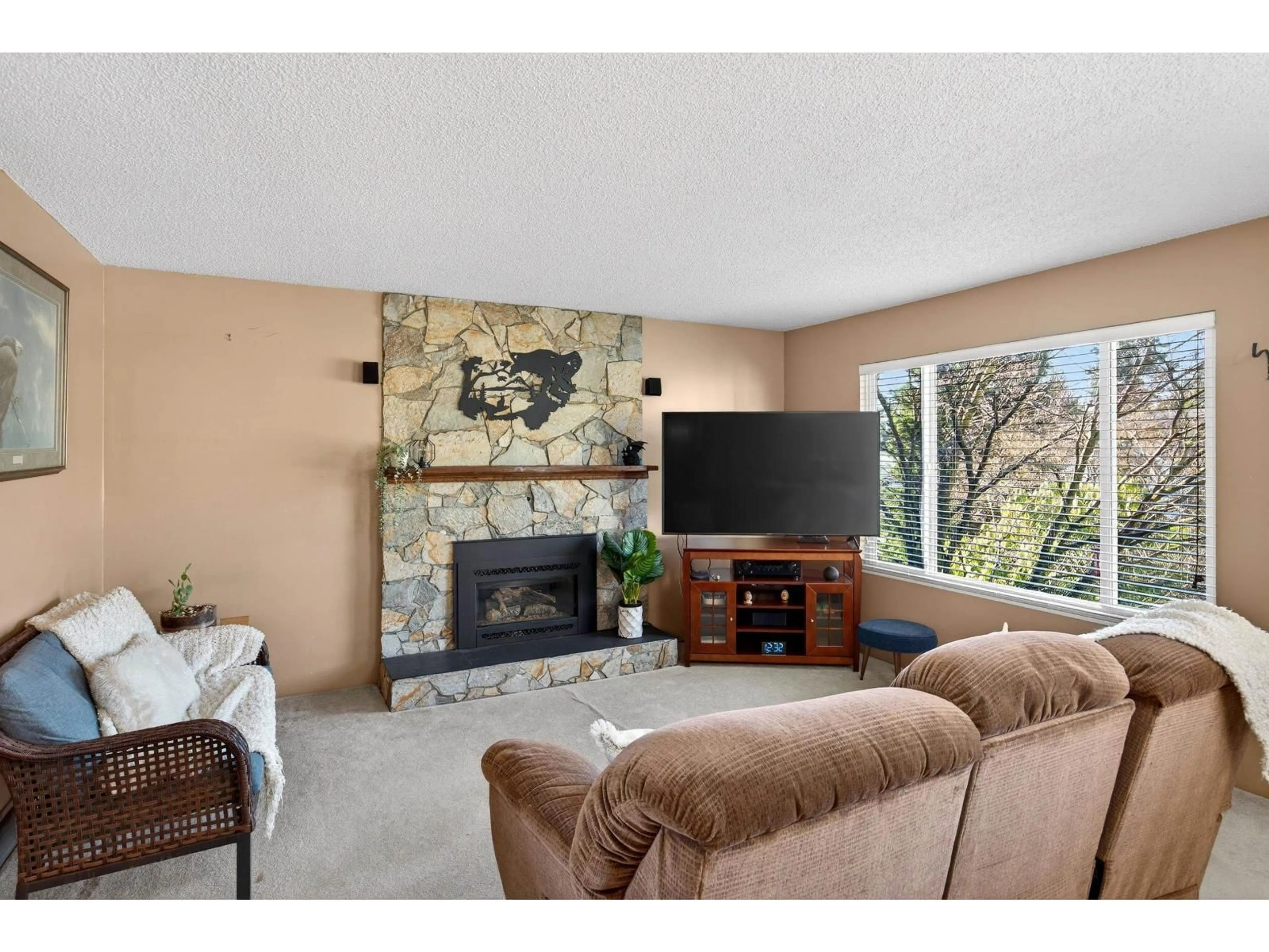Living room with furniture, unknown for 2872 WOODLAND DRIVE, Langley British Columbia V2Y1G3