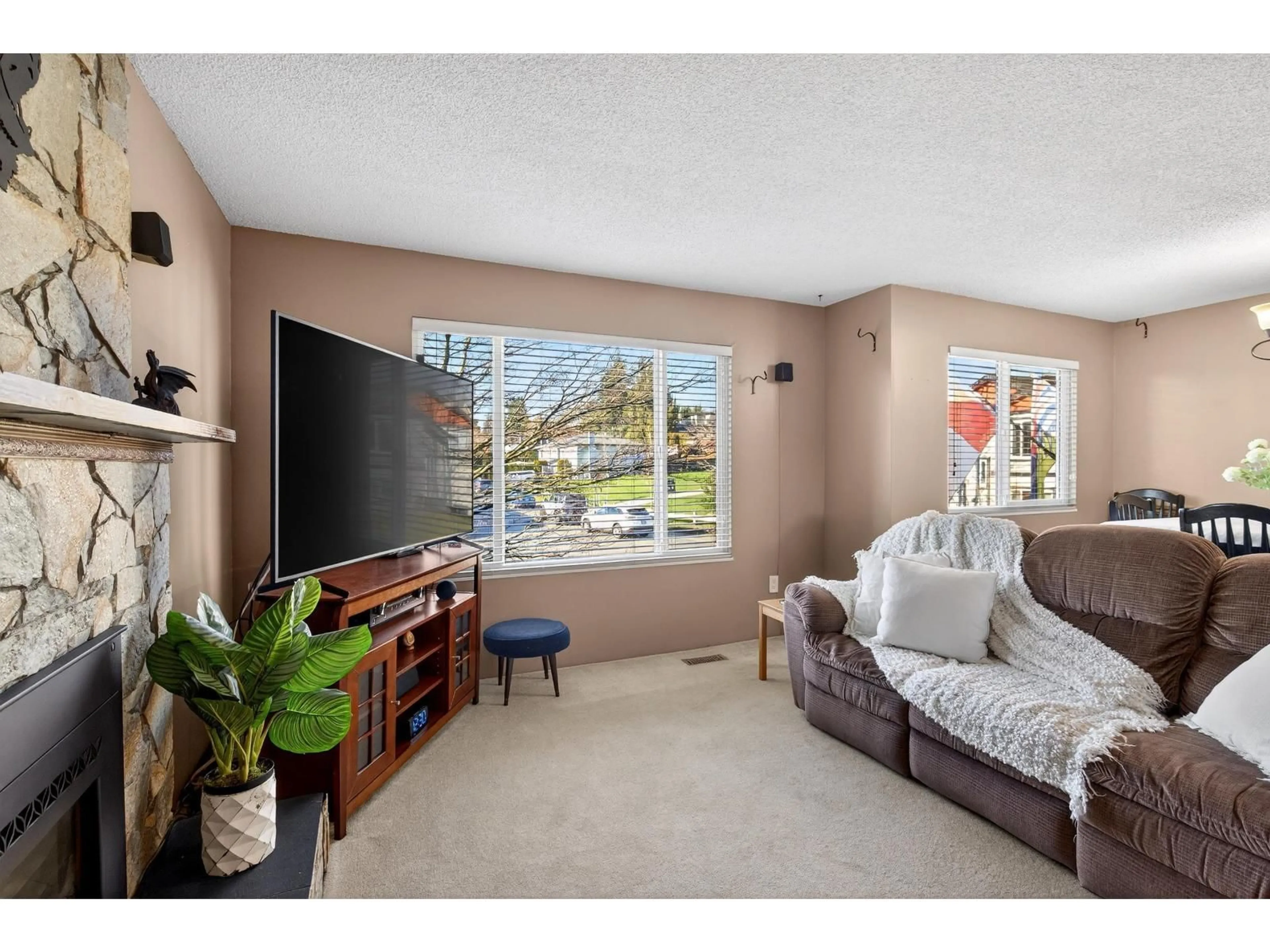 Living room with furniture, unknown for 2872 WOODLAND DRIVE, Langley British Columbia V2Y1G3