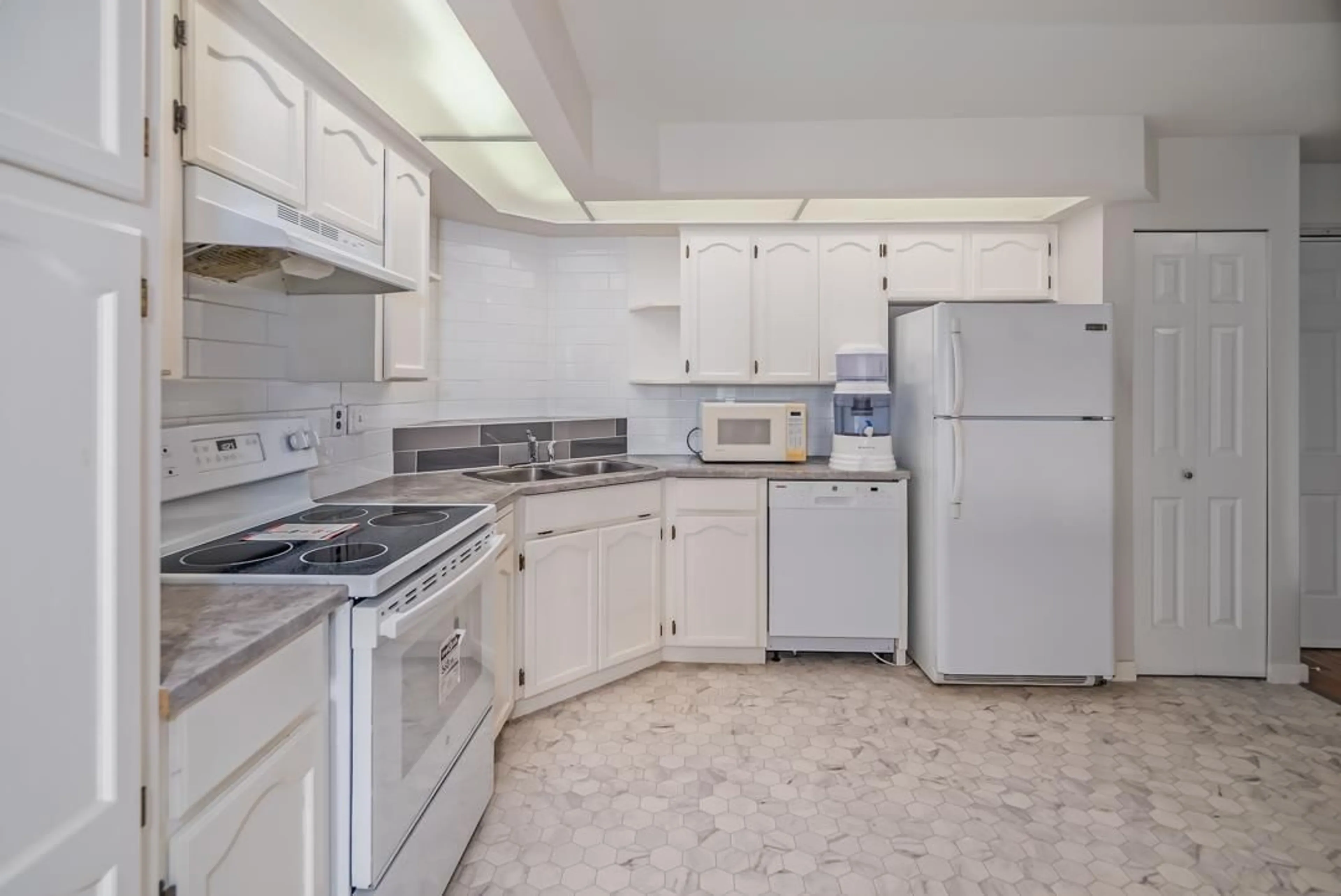 Standard kitchen, ceramic/tile floor for 215 - 31930 OLD YALE ROAD, Abbotsford British Columbia V2T2C7