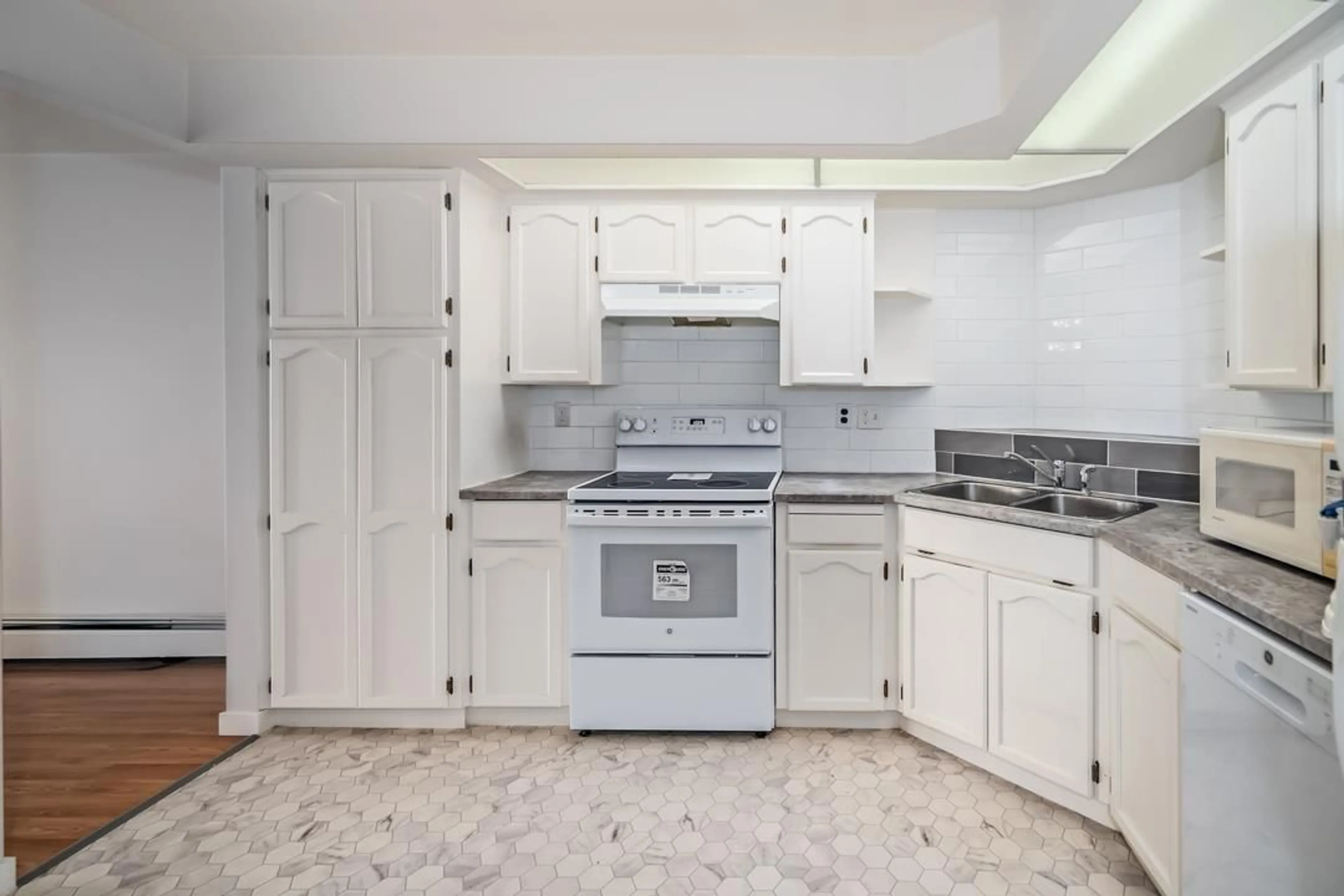 Standard kitchen, ceramic/tile floor for 215 - 31930 OLD YALE ROAD, Abbotsford British Columbia V2T2C7