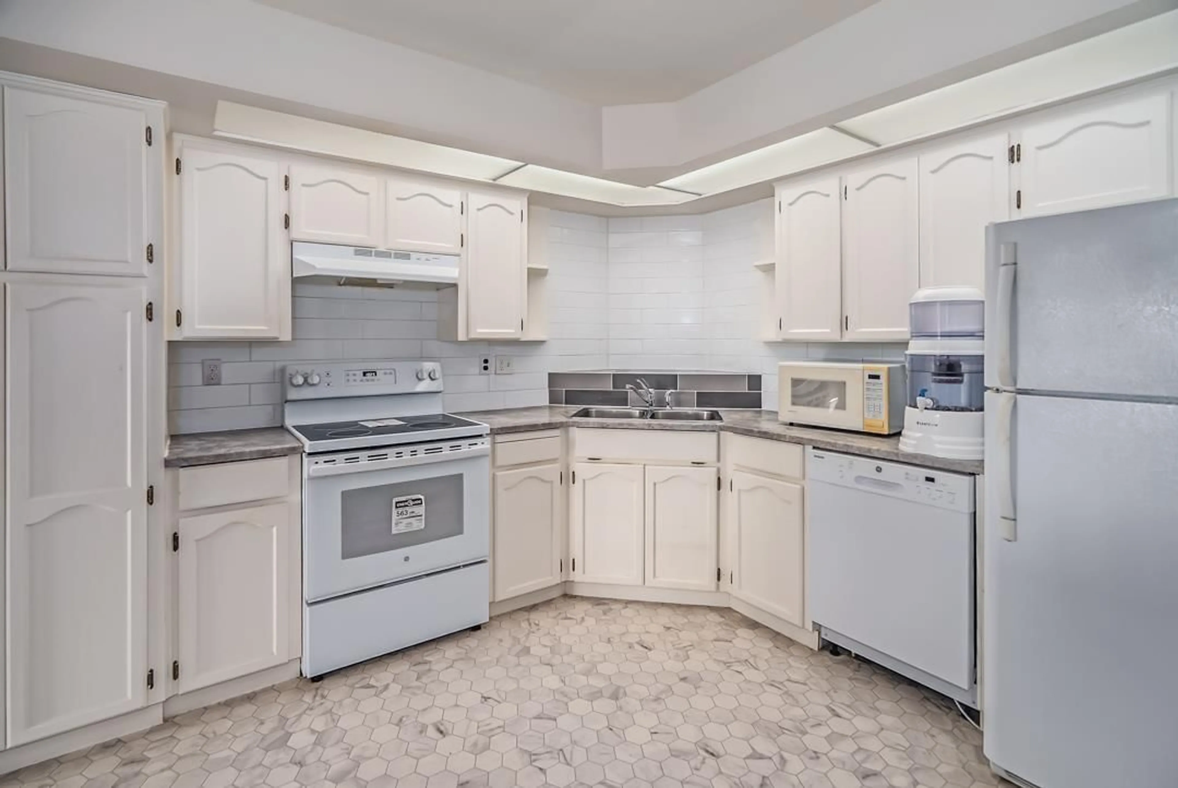 Standard kitchen, unknown for 215 - 31930 OLD YALE ROAD, Abbotsford British Columbia V2T2C7