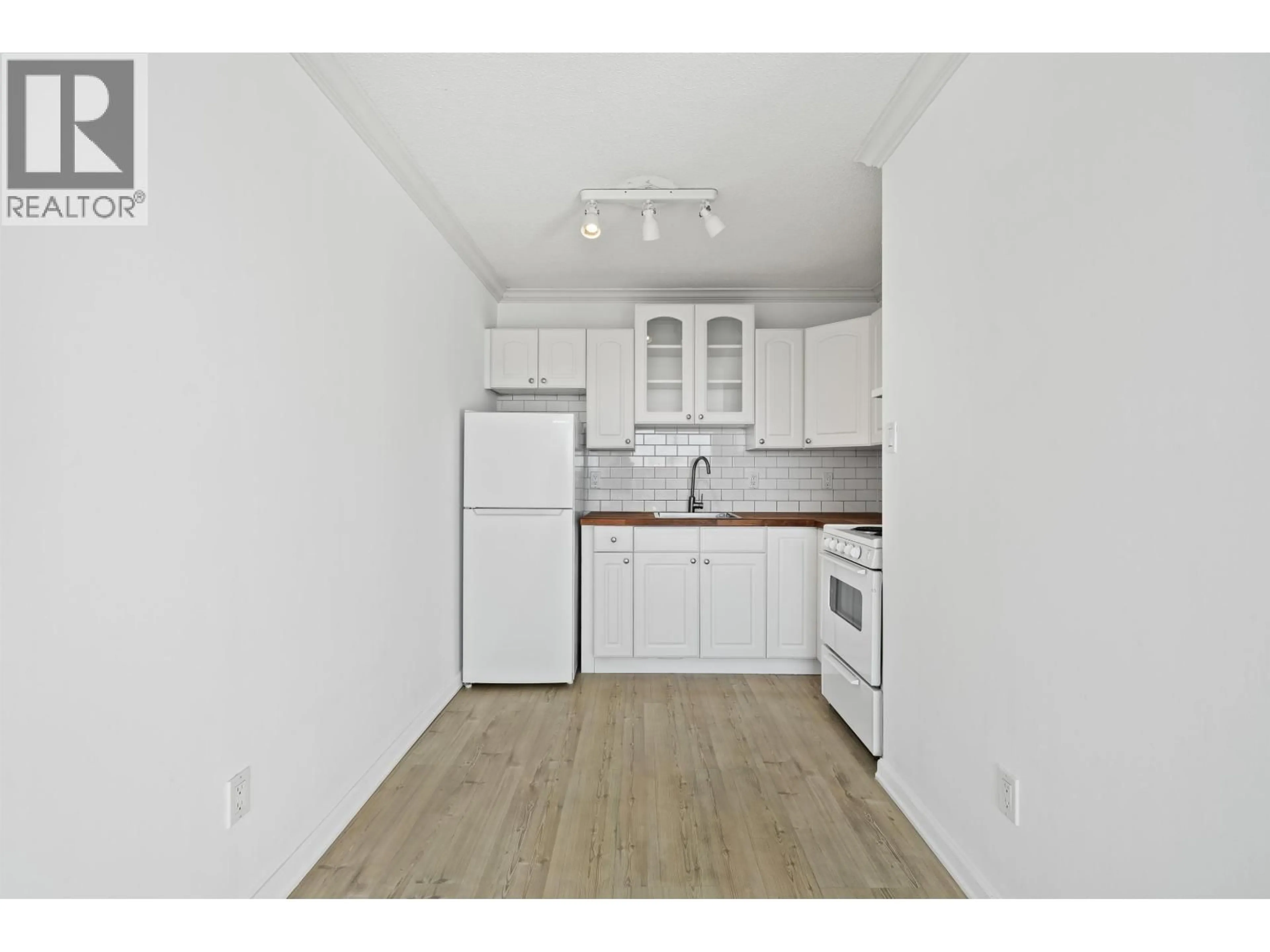 Standard kitchen, wood/laminate floor for 301 - 320 ROYAL AVENUE, New Westminster British Columbia V3L5C6