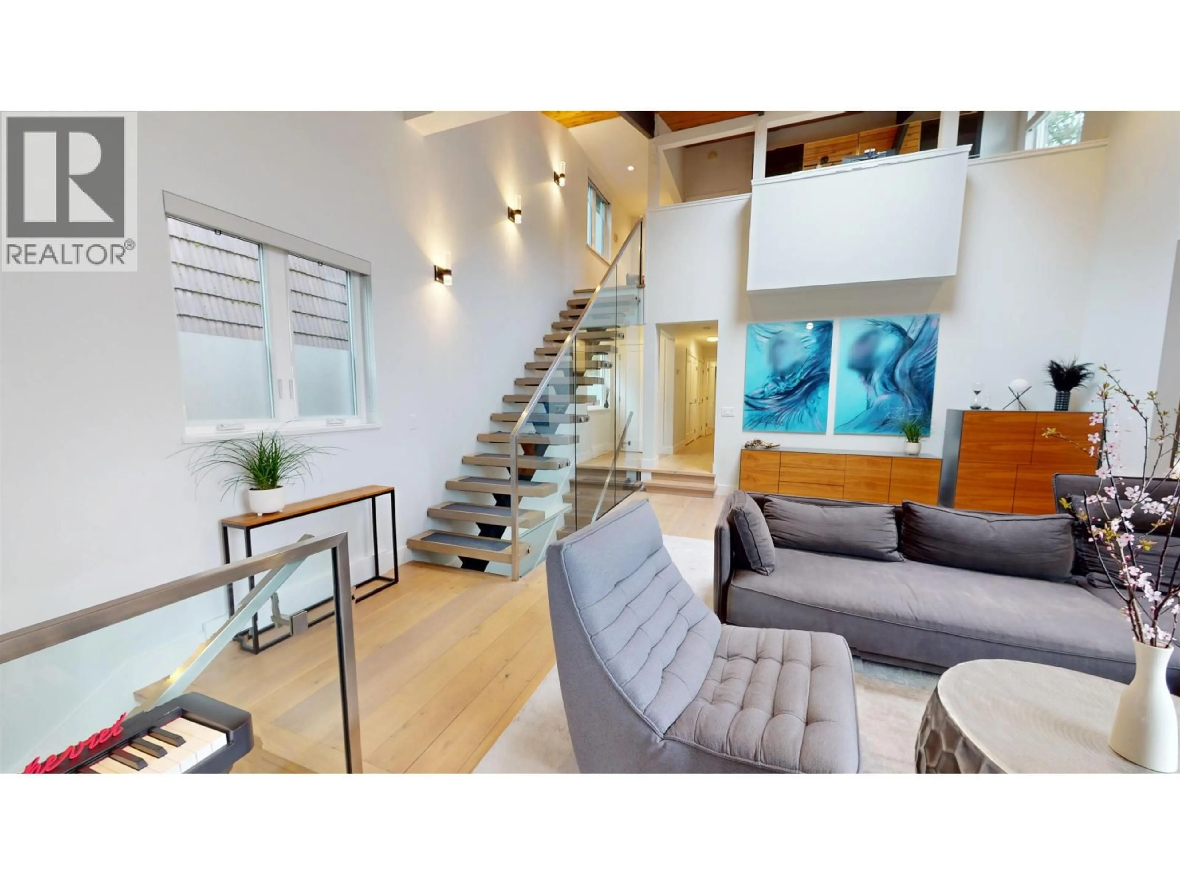 Living room with furniture, wood/laminate floor for 4062 NORWOOD AVENUE, North Vancouver British Columbia V7N3R3