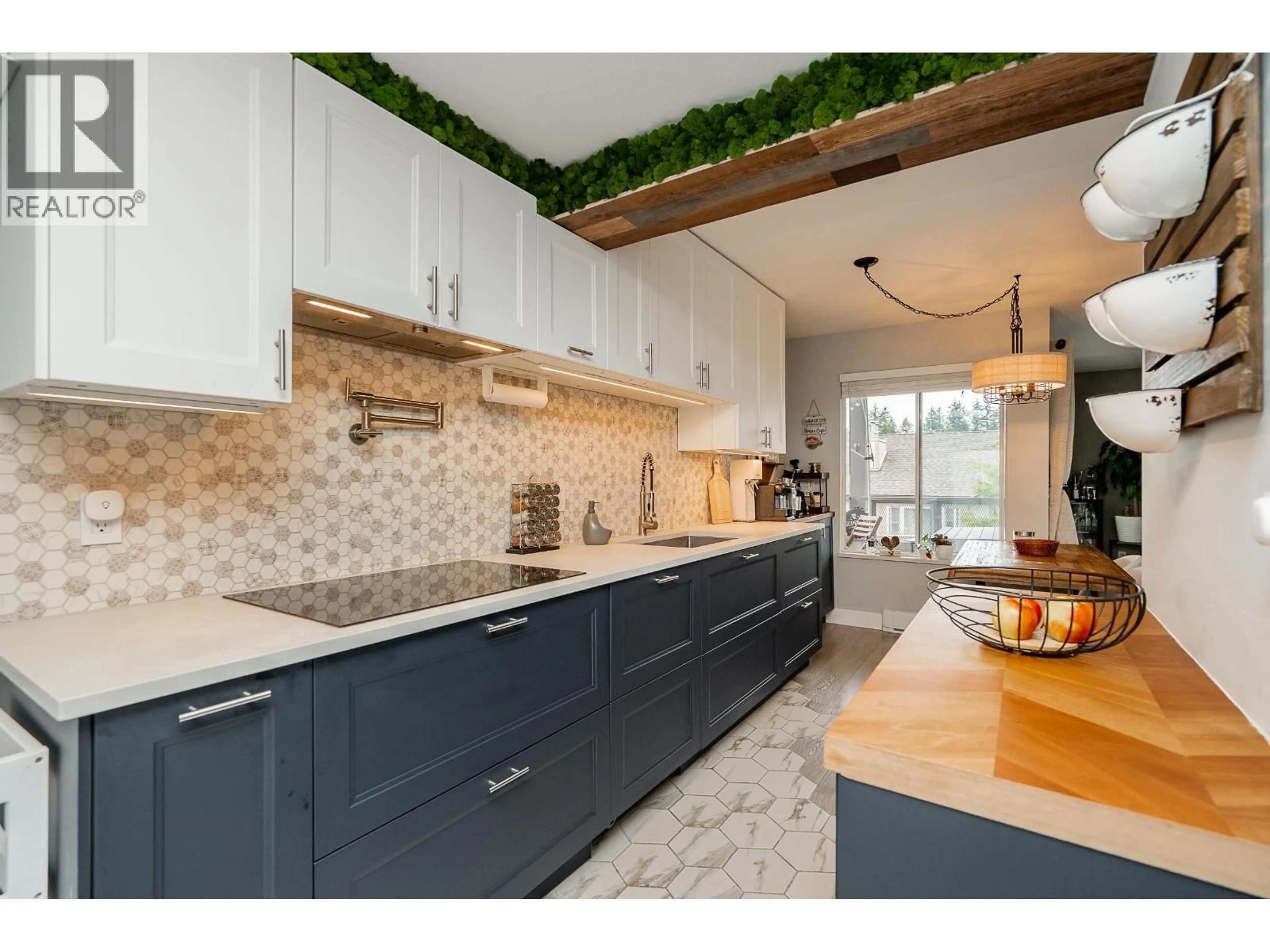 Open concept kitchen, ceramic/tile floor for 301 - 7465 SANDBORNE AVENUE, Burnaby British Columbia V3N4W7