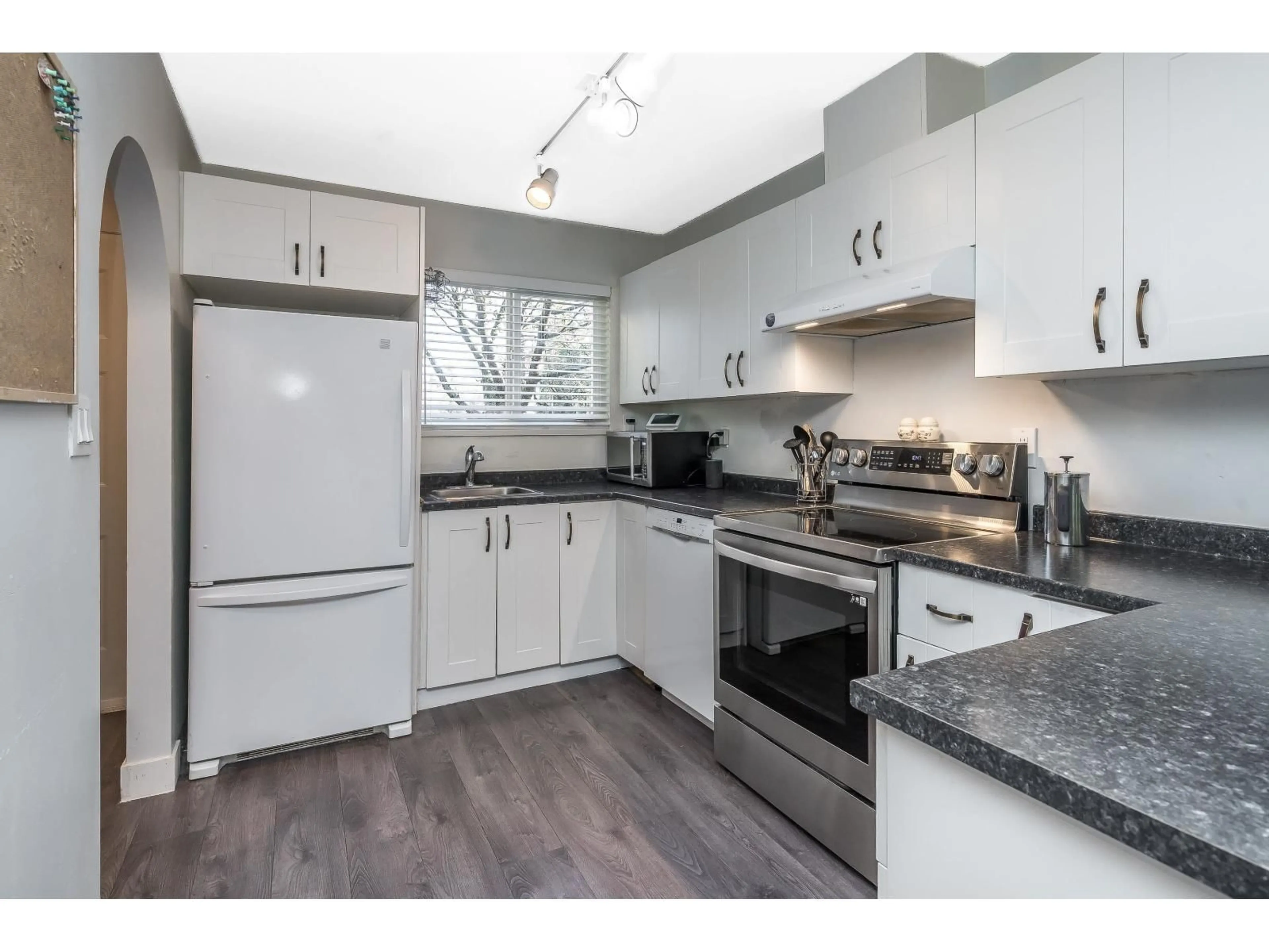 Open concept kitchen, wood/laminate floor for 5 - 20591 51A AVENUE, Langley British Columbia V3A7A4
