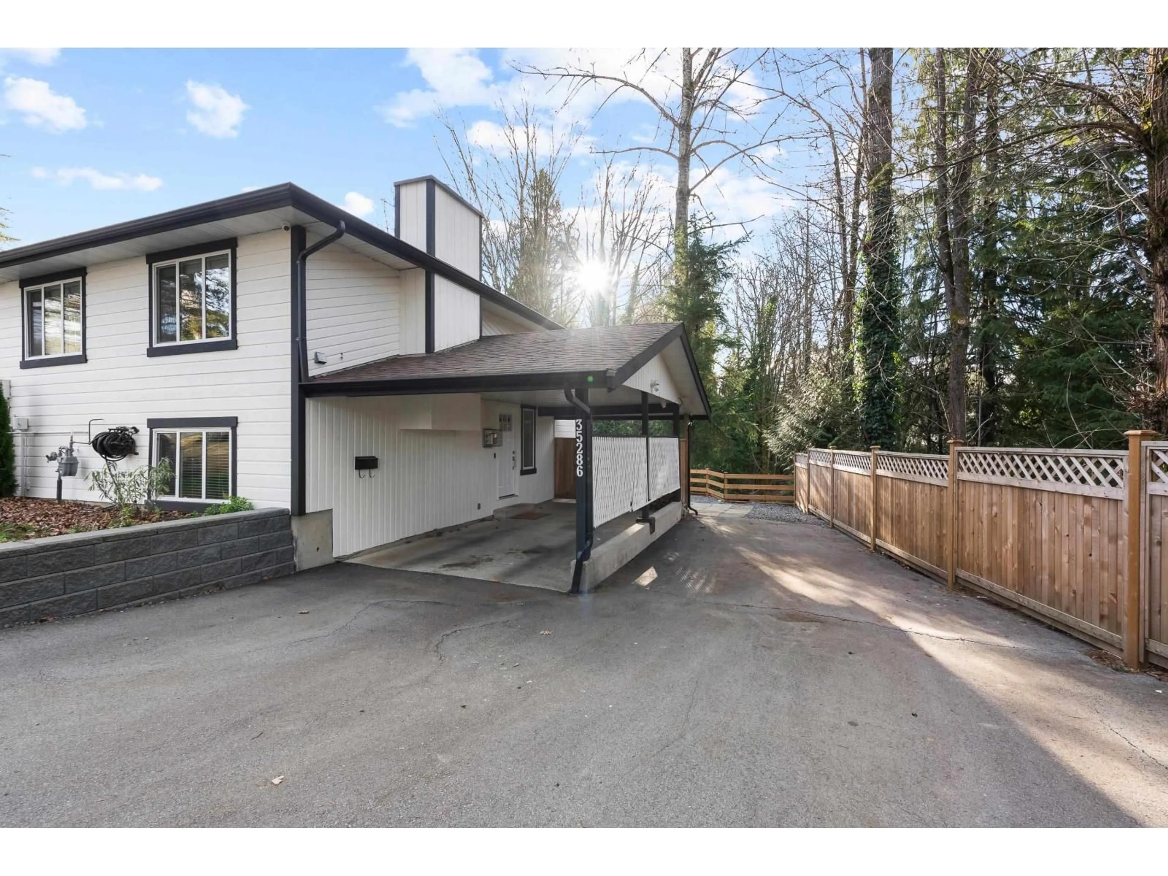 A pic from outside/outdoor area/front of a property/back of a property/a pic from drone, street for 35286 SELKIRK AVENUE, Abbotsford British Columbia V2S8L2