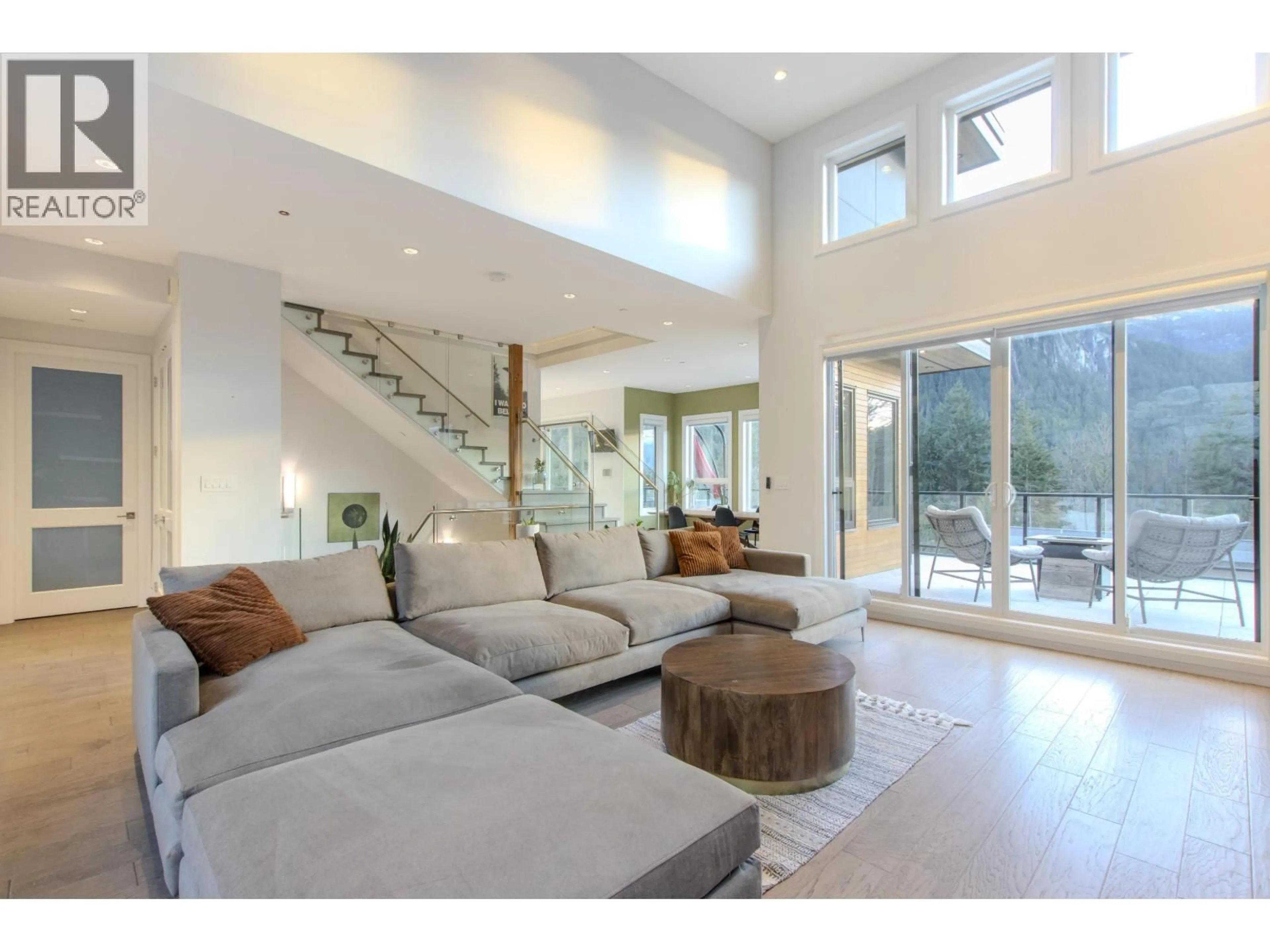 Living room with furniture, unknown for 2237 WINDSAIL PLACE, Squamish British Columbia V8B0T6