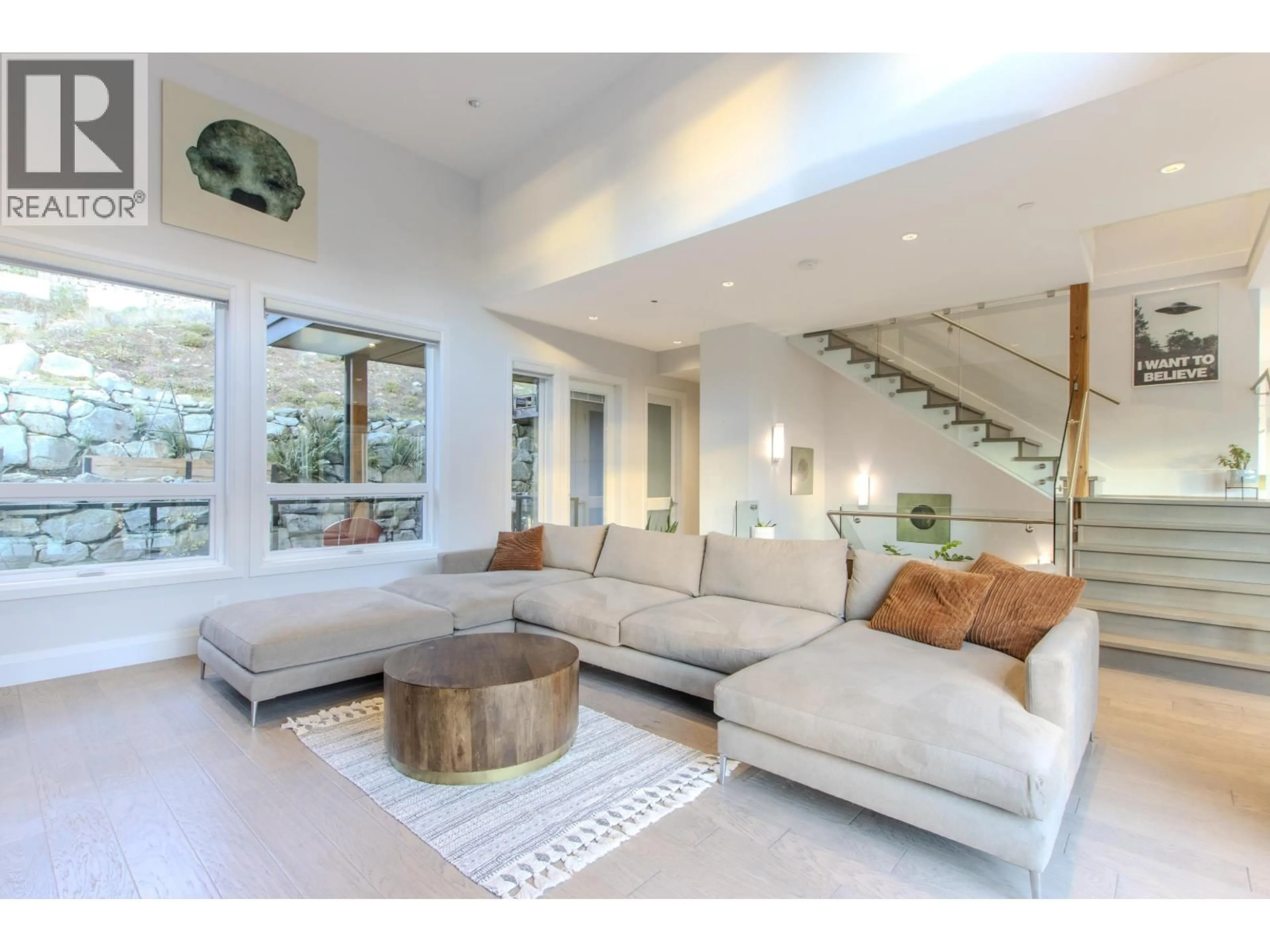 Living room with furniture, unknown for 2237 WINDSAIL PLACE, Squamish British Columbia V8B0T6