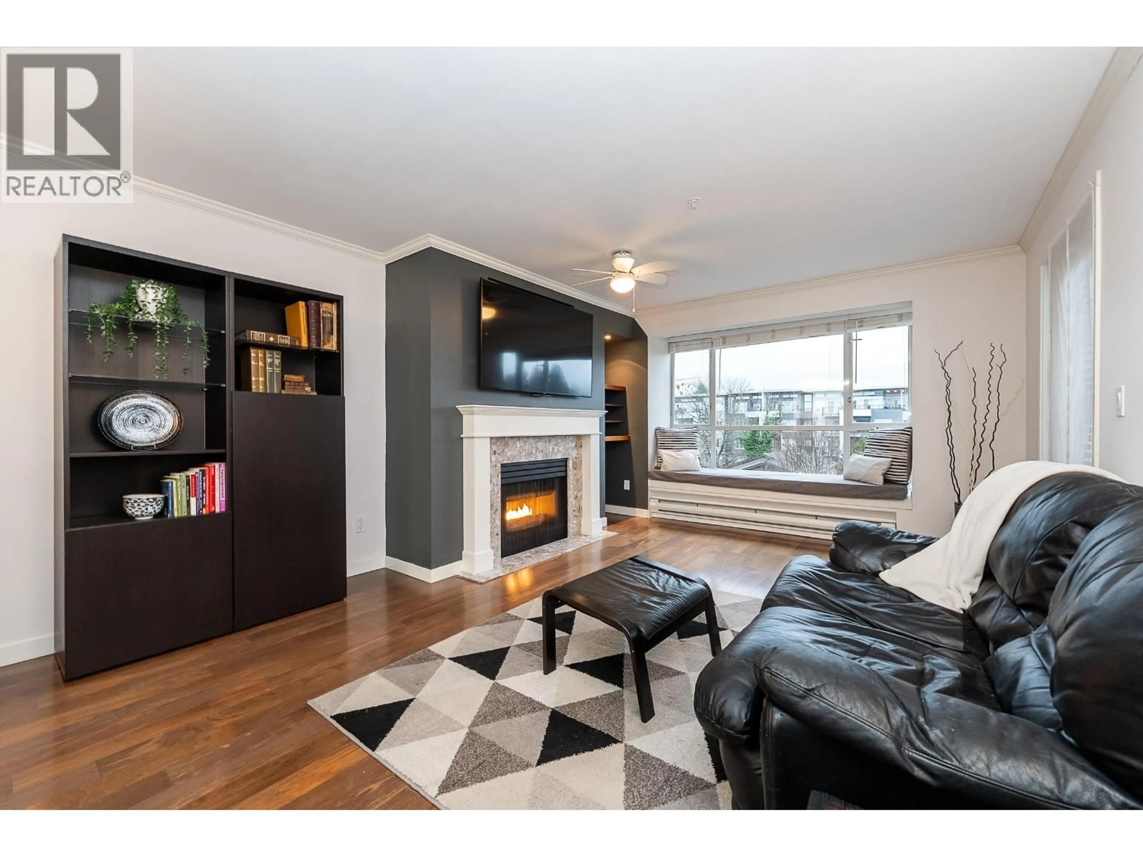 Living room with furniture, wood/laminate floor for 305 - 2340 HAWTHORNE AVENUE, Port Coquitlam British Columbia V3C1W9