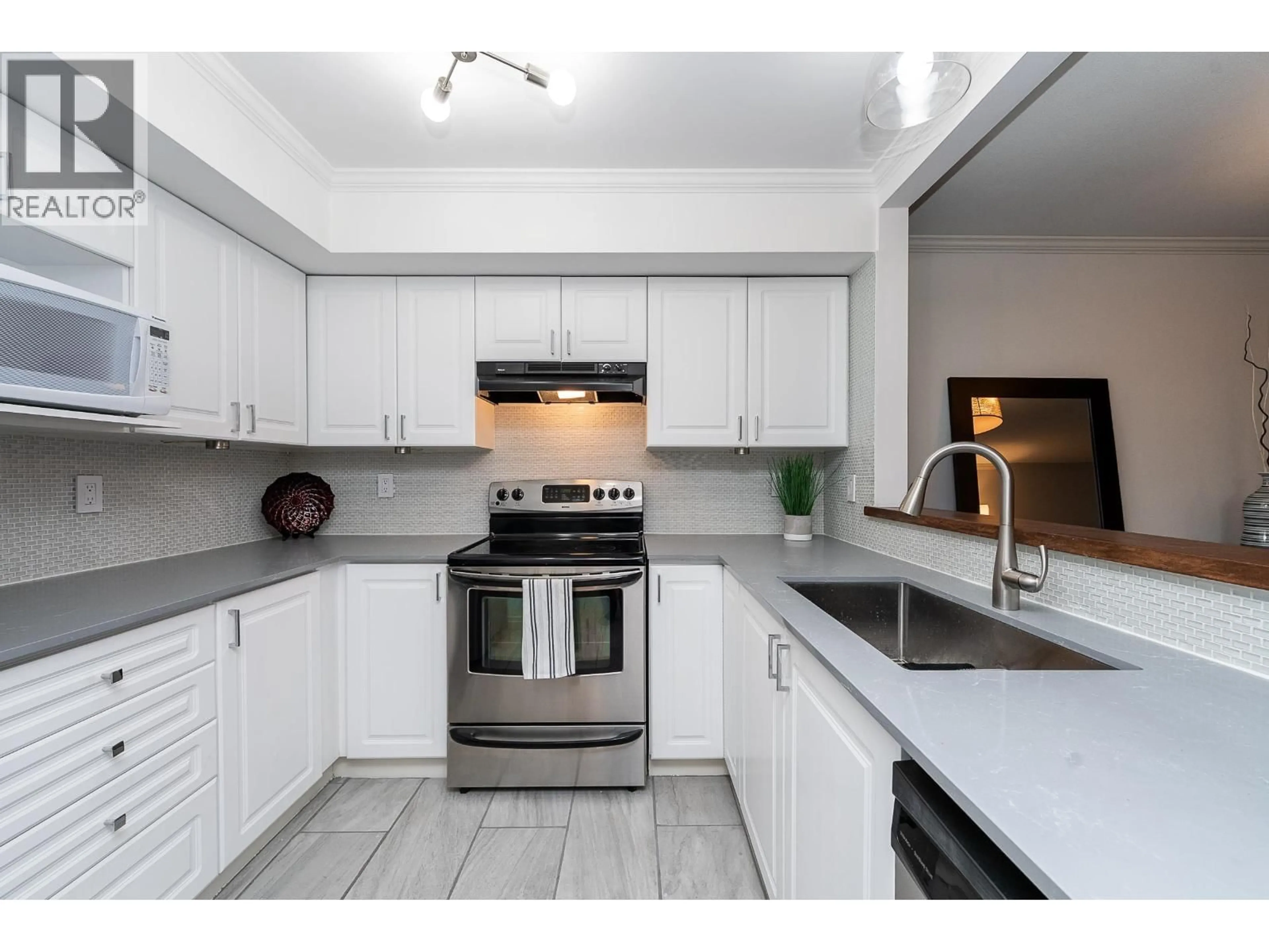 Standard kitchen, unknown for 305 - 2340 HAWTHORNE AVENUE, Port Coquitlam British Columbia V3C1W9