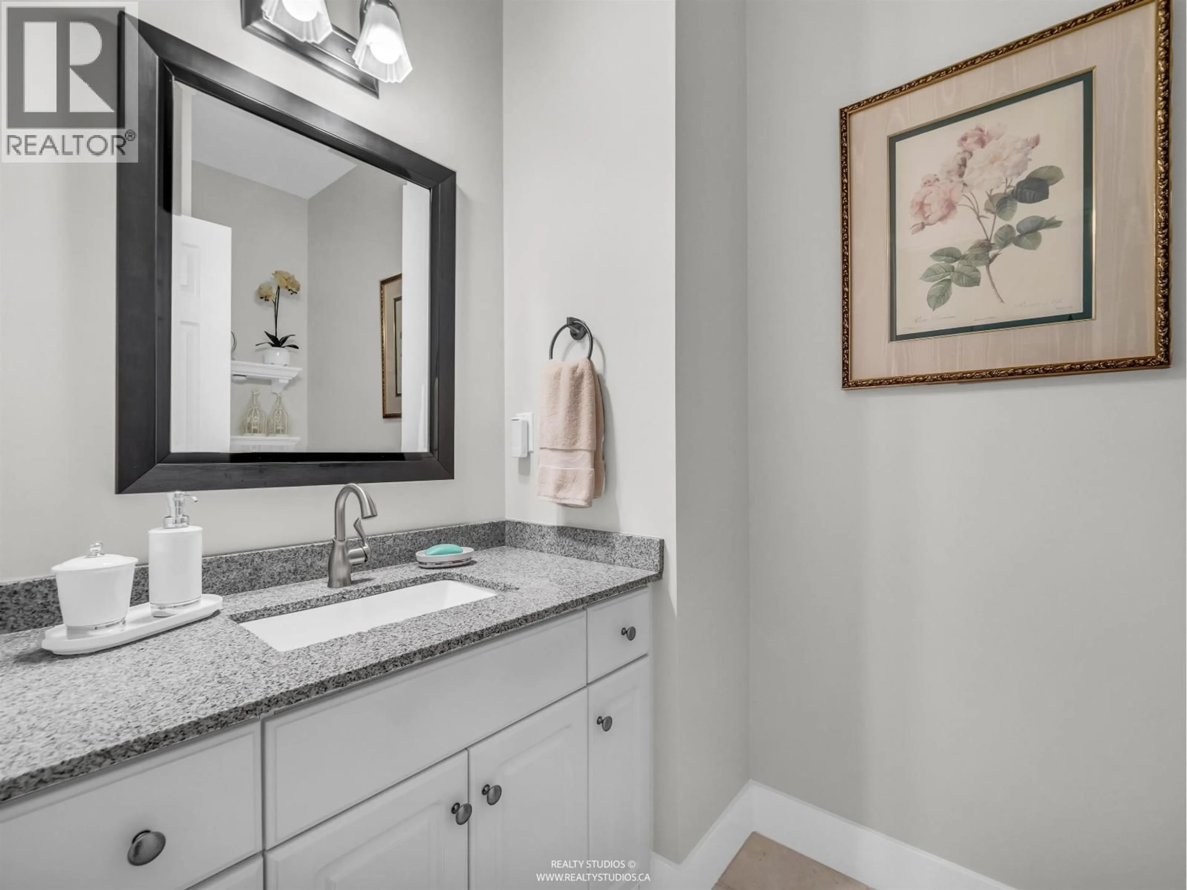 Contemporary bathroom, ceramic/tile floor for 35 - 11358 COTTONWOOD DRIVE, Maple Ridge British Columbia V2X5V5