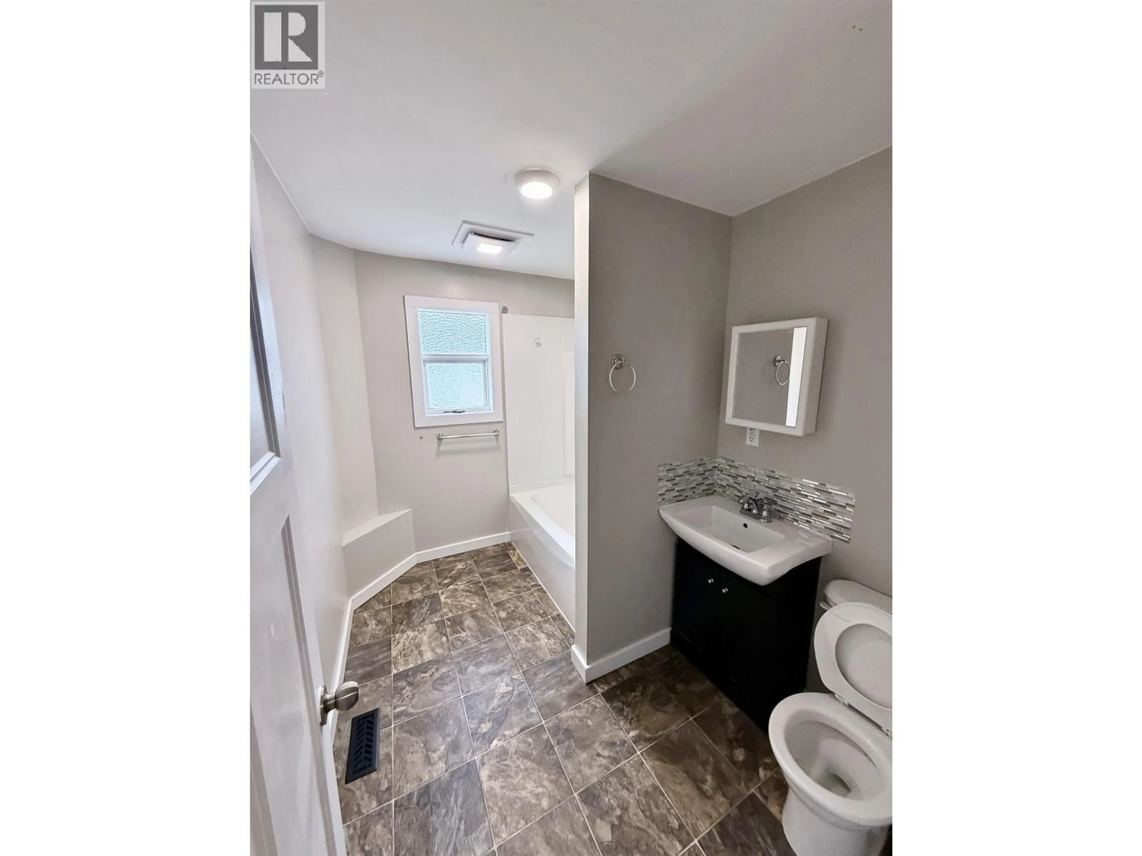 A pic of a room for 585 GILLETT STREET, Prince George British Columbia V2M2T8