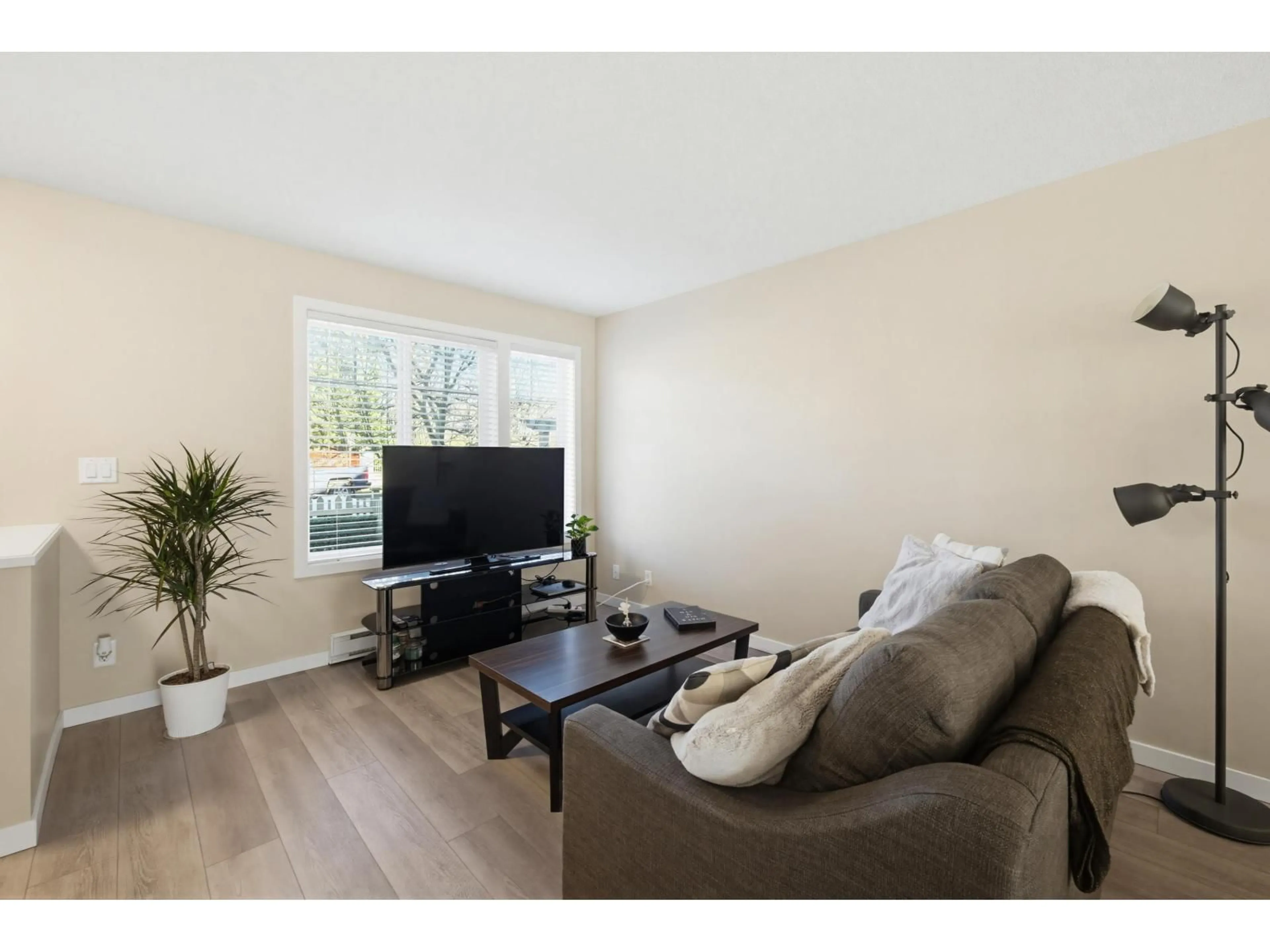 Living room with furniture, wood/laminate floor for 53 - 4401 BLAUSON BOULEVARD, Abbotsford British Columbia V3G0A4