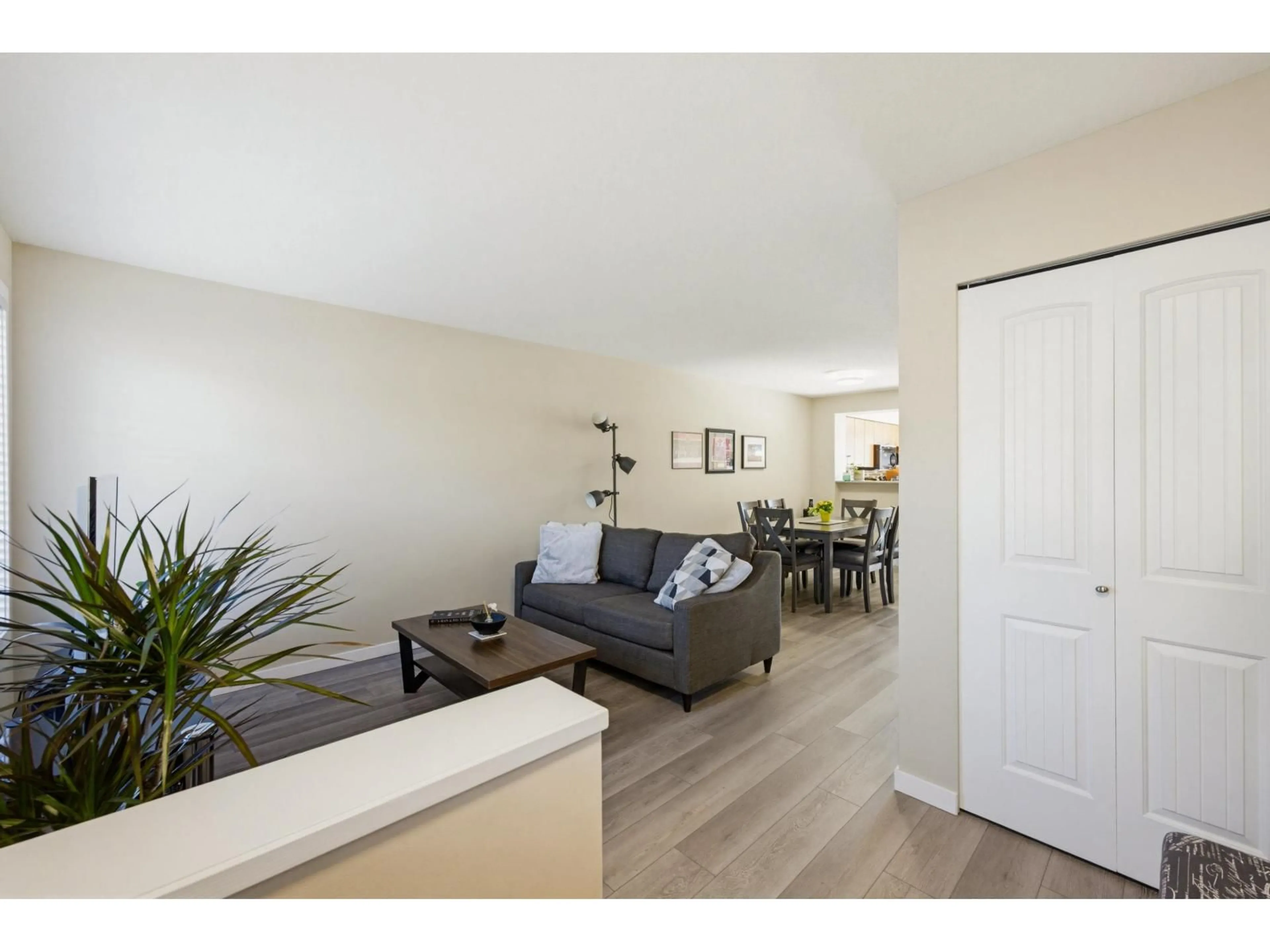 Living room with furniture, wood/laminate floor for 53 - 4401 BLAUSON BOULEVARD, Abbotsford British Columbia V3G0A4