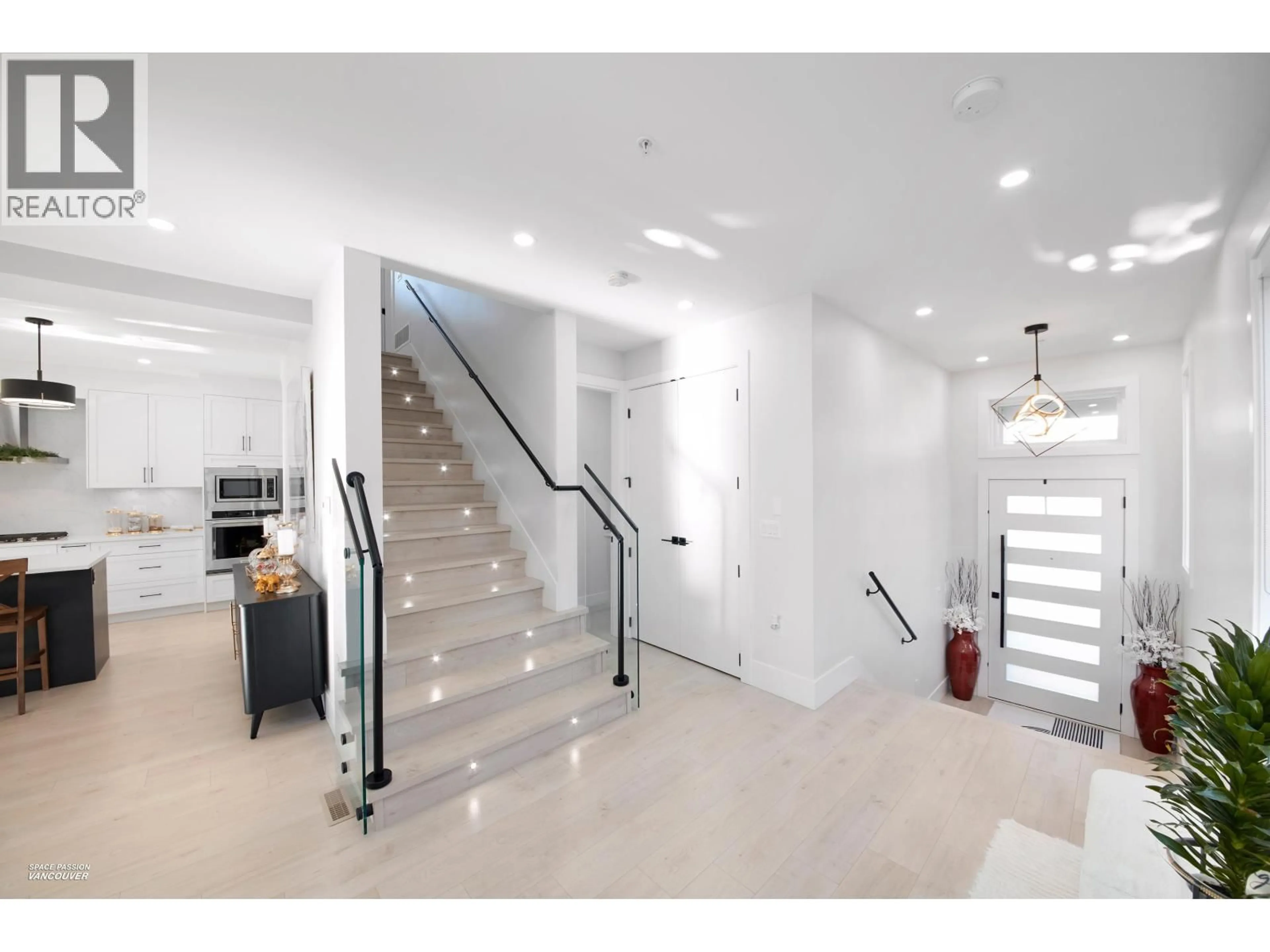 Indoor foyer for 23262 137 AVENUE, Maple Ridge British Columbia V4R0H1