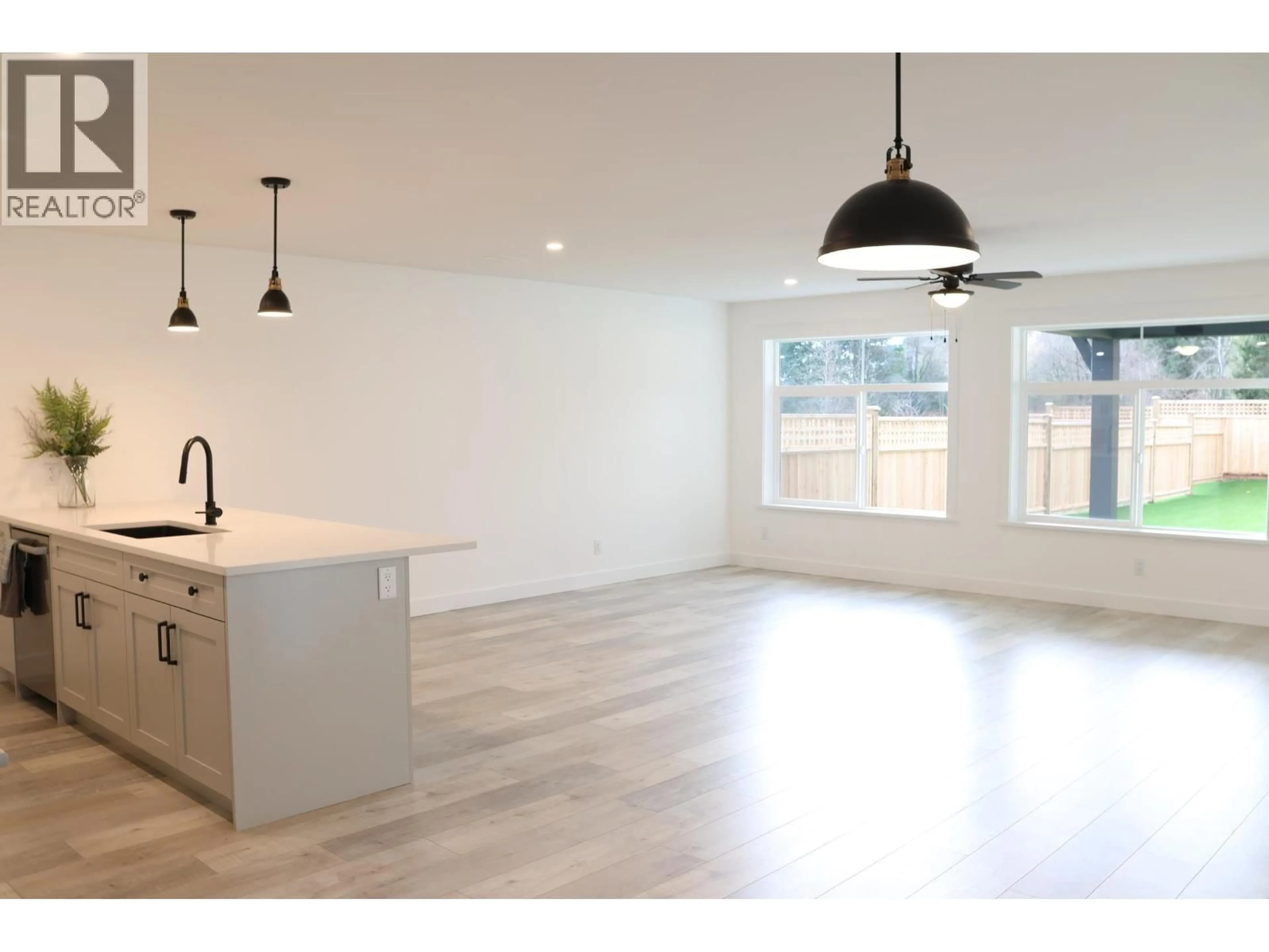 Open concept kitchen, wood/laminate floor for 1078 CELIA CRESCENT, Gibsons British Columbia V0N1V7